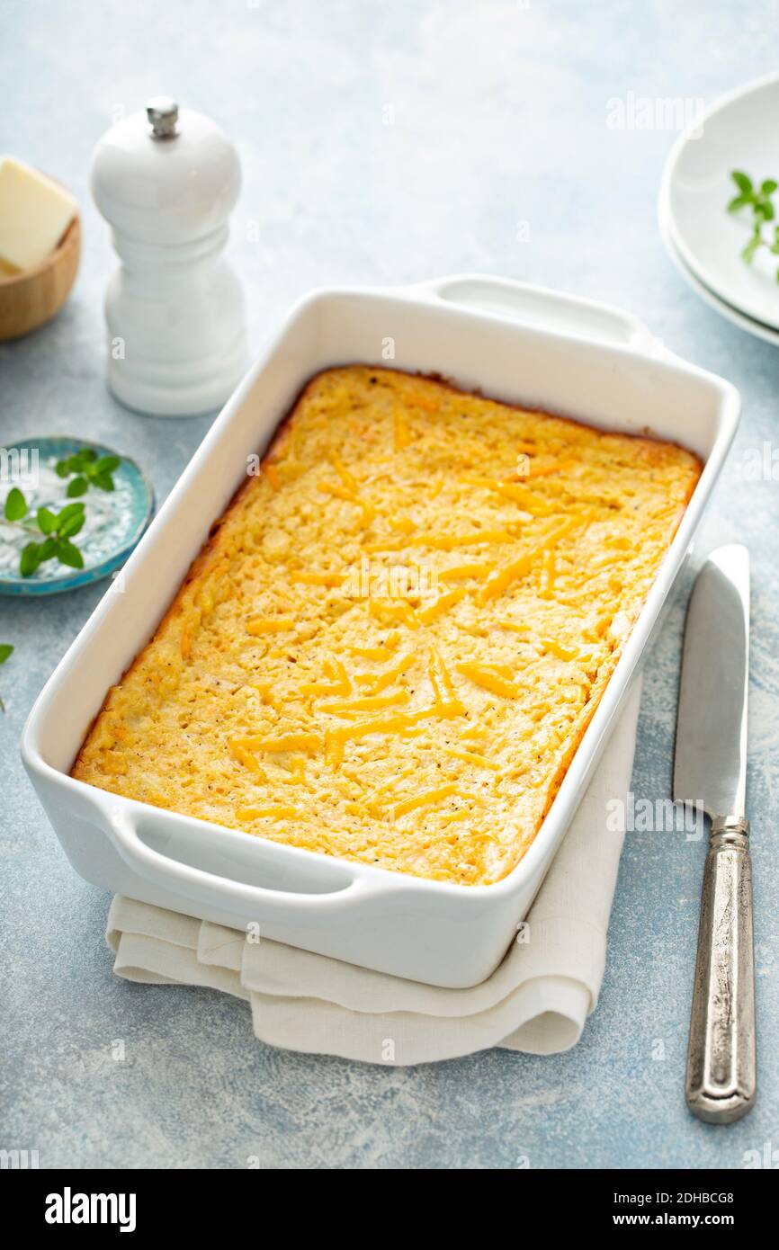 Pane di mais appena sfornato in una padella Foto Stock