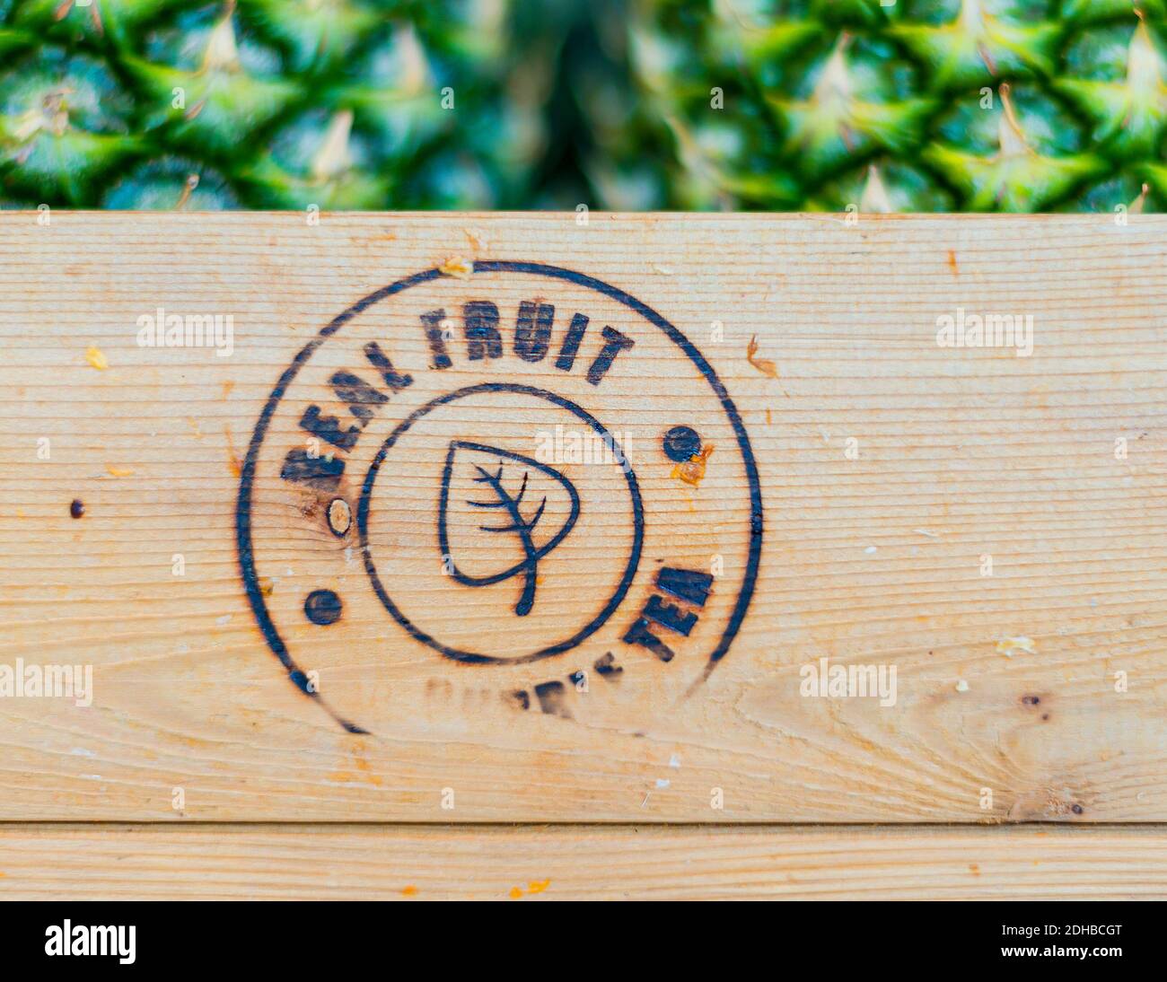 Frullato di frutta reale: Cassa di legno con ananas all'interno. Foto Stock