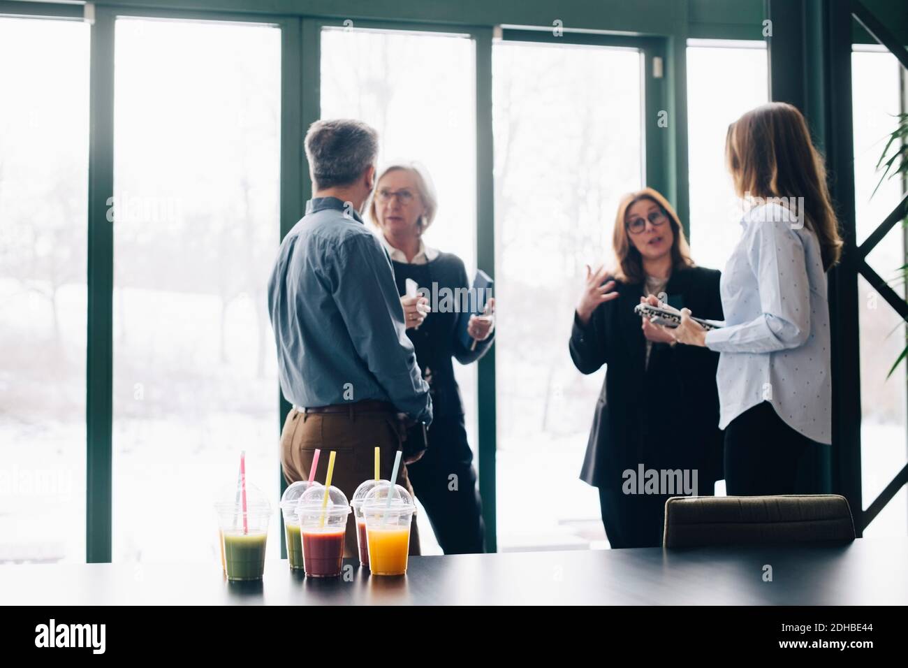 Persone aziendali che condividono idee durante le riunioni in ufficio Foto Stock
