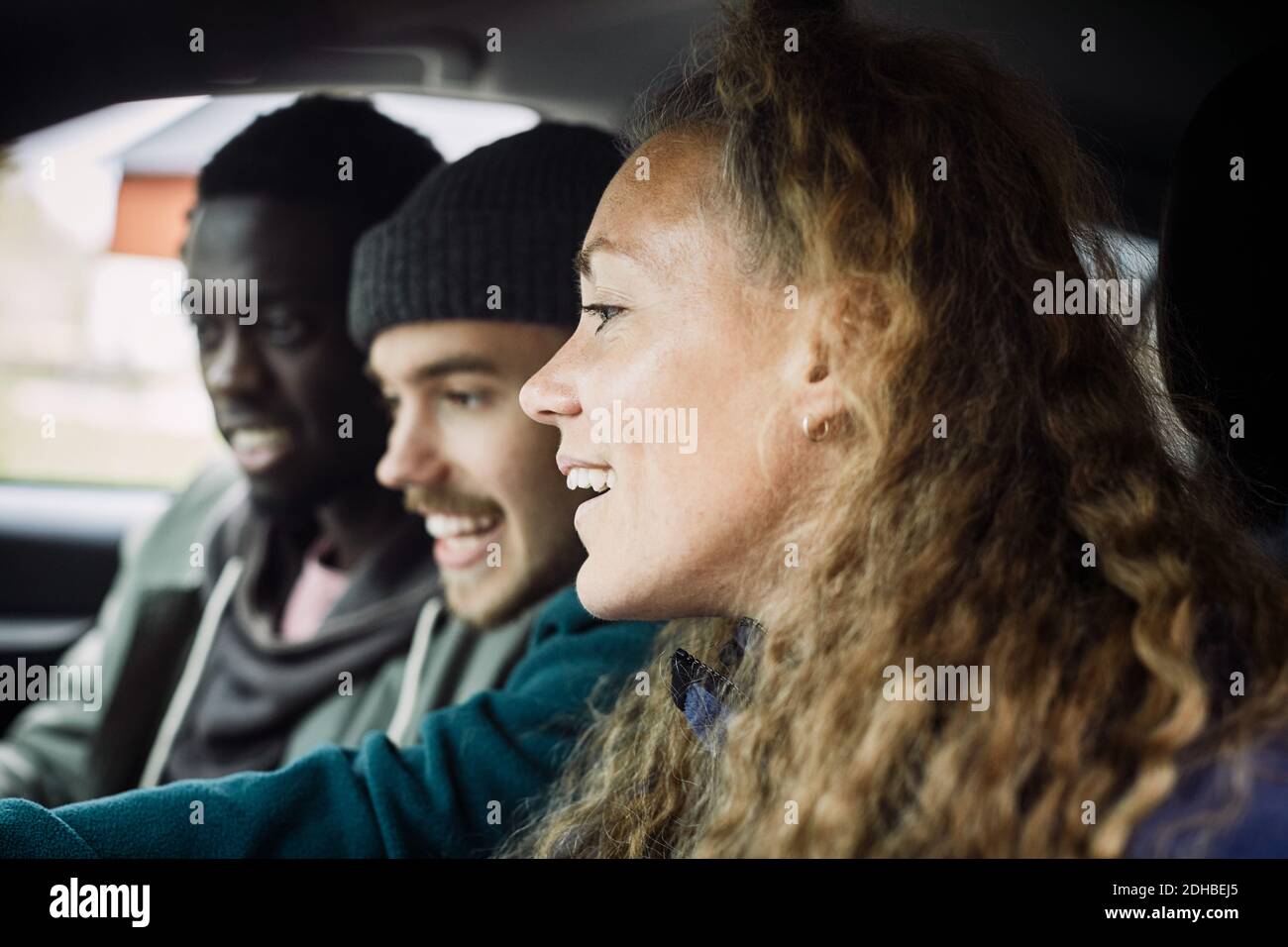 Amici che guardano via mentre si godono in auto Foto Stock