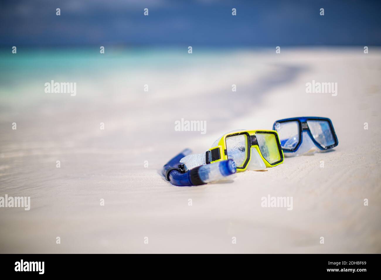 Maschera da snorkeling vicino al surf, coppia di attrezzatura da snorkeling immersioni destinazione vacanza viaggio tropicale sulla spiaggia. Sport acquatici estivi, ricreativo Foto Stock