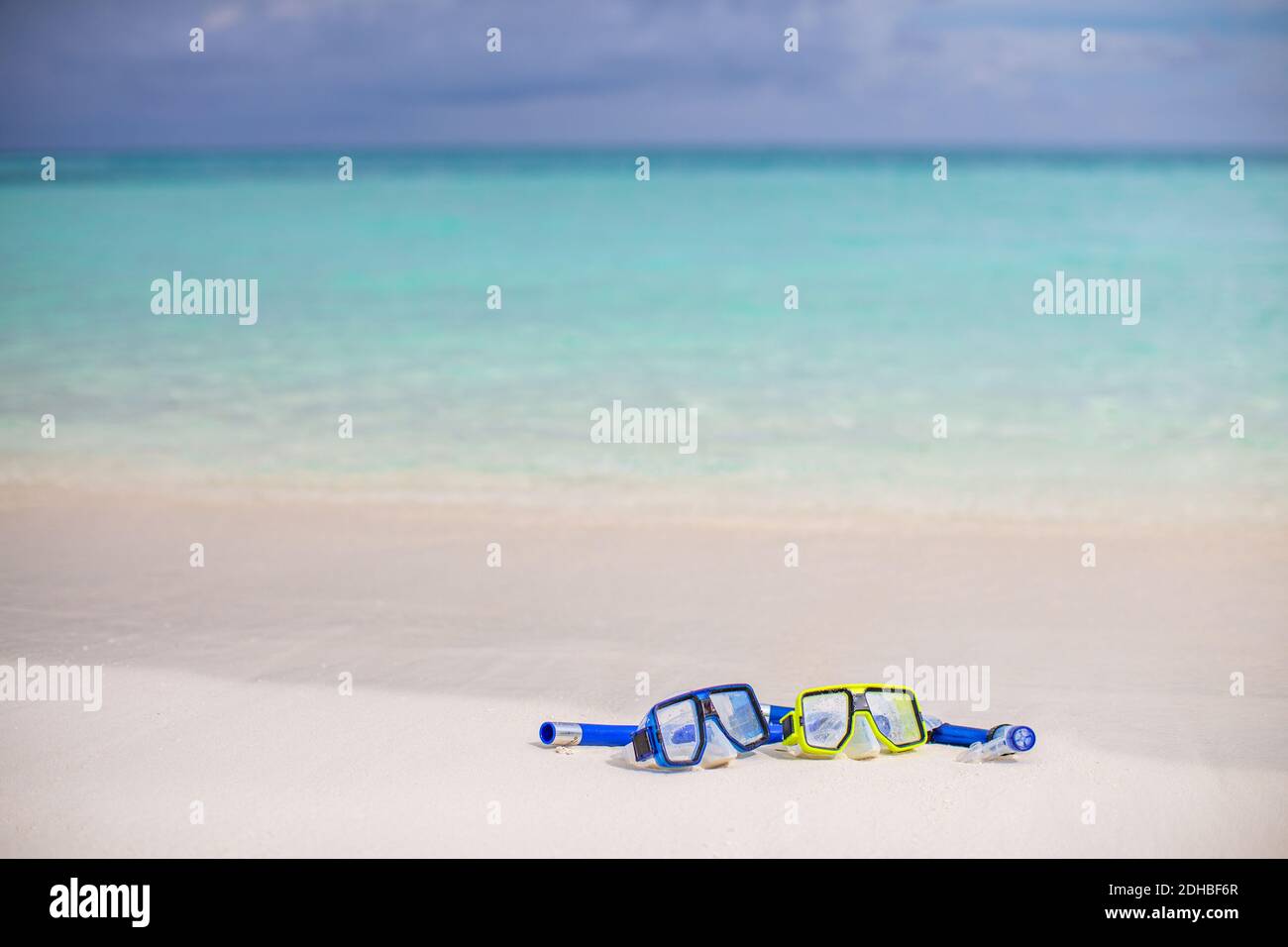 Maschera da snorkeling vicino al surf, coppia di attrezzatura da snorkeling immersioni destinazione vacanza viaggio tropicale sulla spiaggia. Sport acquatici estivi, ricreativo Foto Stock