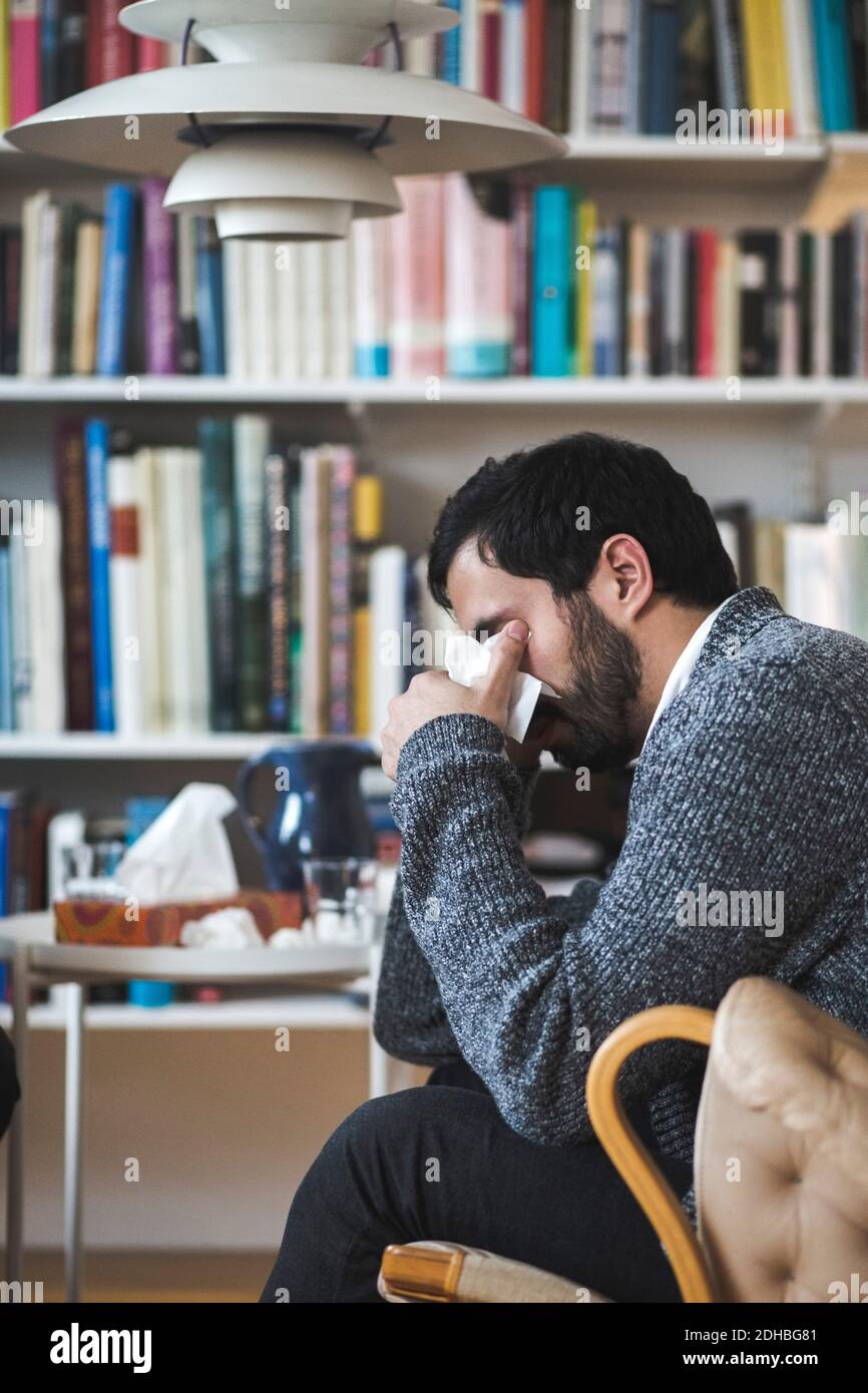 Paziente giovane depresso con pianto del tessuto facciale durante la sessione di terapia Foto Stock