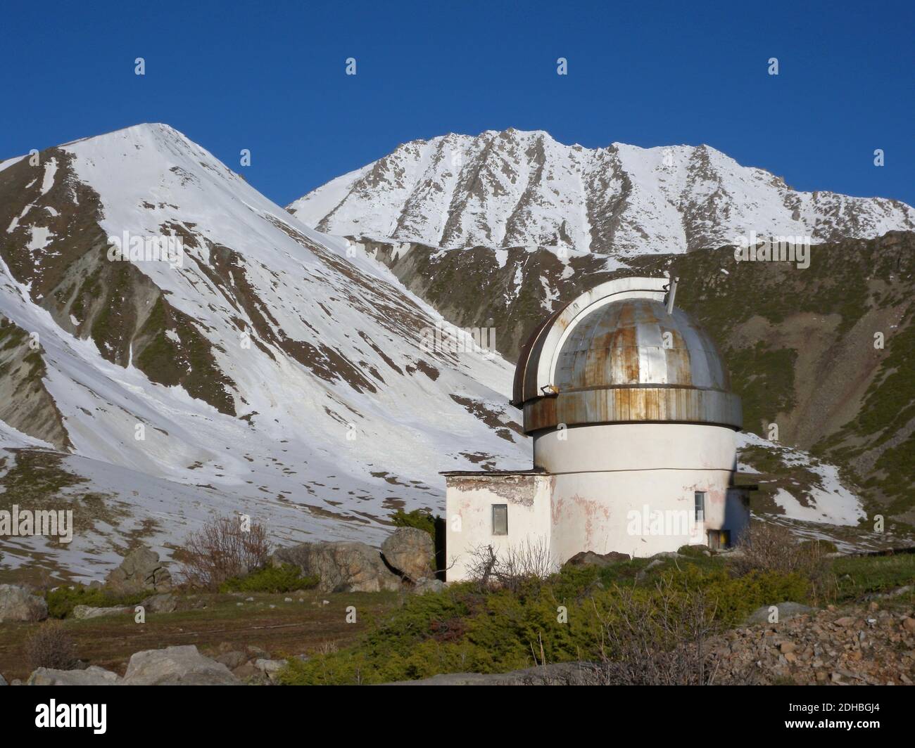 Osservatorio Tien Shan situato tra le montagne innevate Ili-Alatau NP, Kazakistan Maggio 2009 Foto Stock