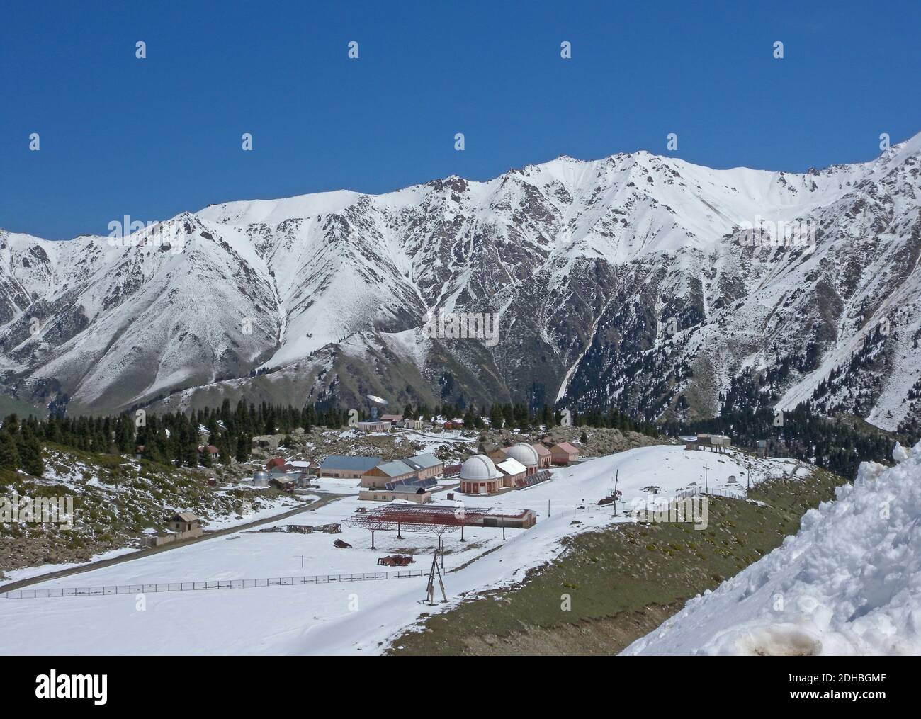 Osservatorio Tien Shan situato tra le montagne innevate Ili-Alatau NP, Kazakistan Maggio 2009 Foto Stock