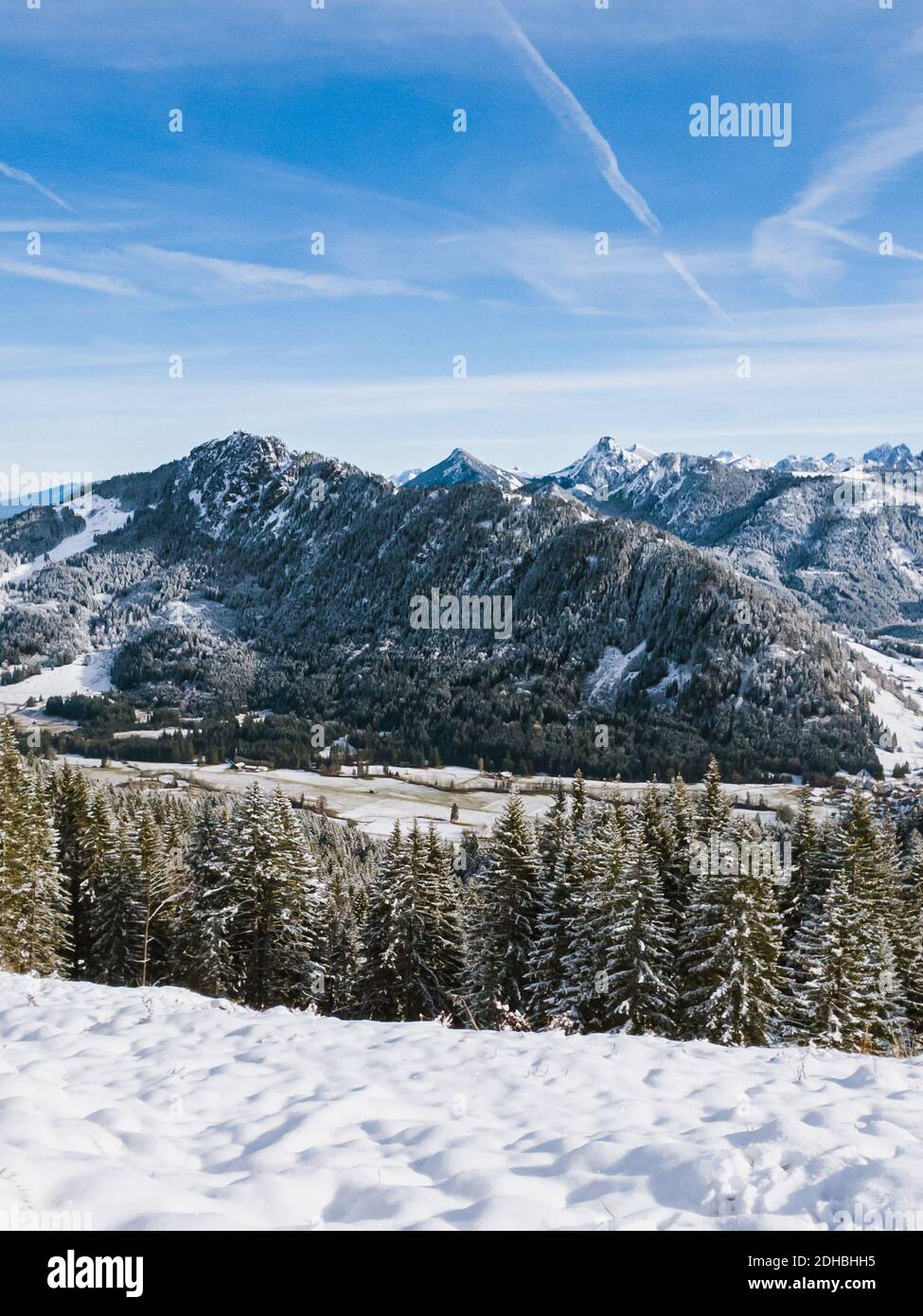 Vista verticale delle Alpi a Allgäu in una giornata di sole in inverno, Oberallgäu, Germania Foto Stock