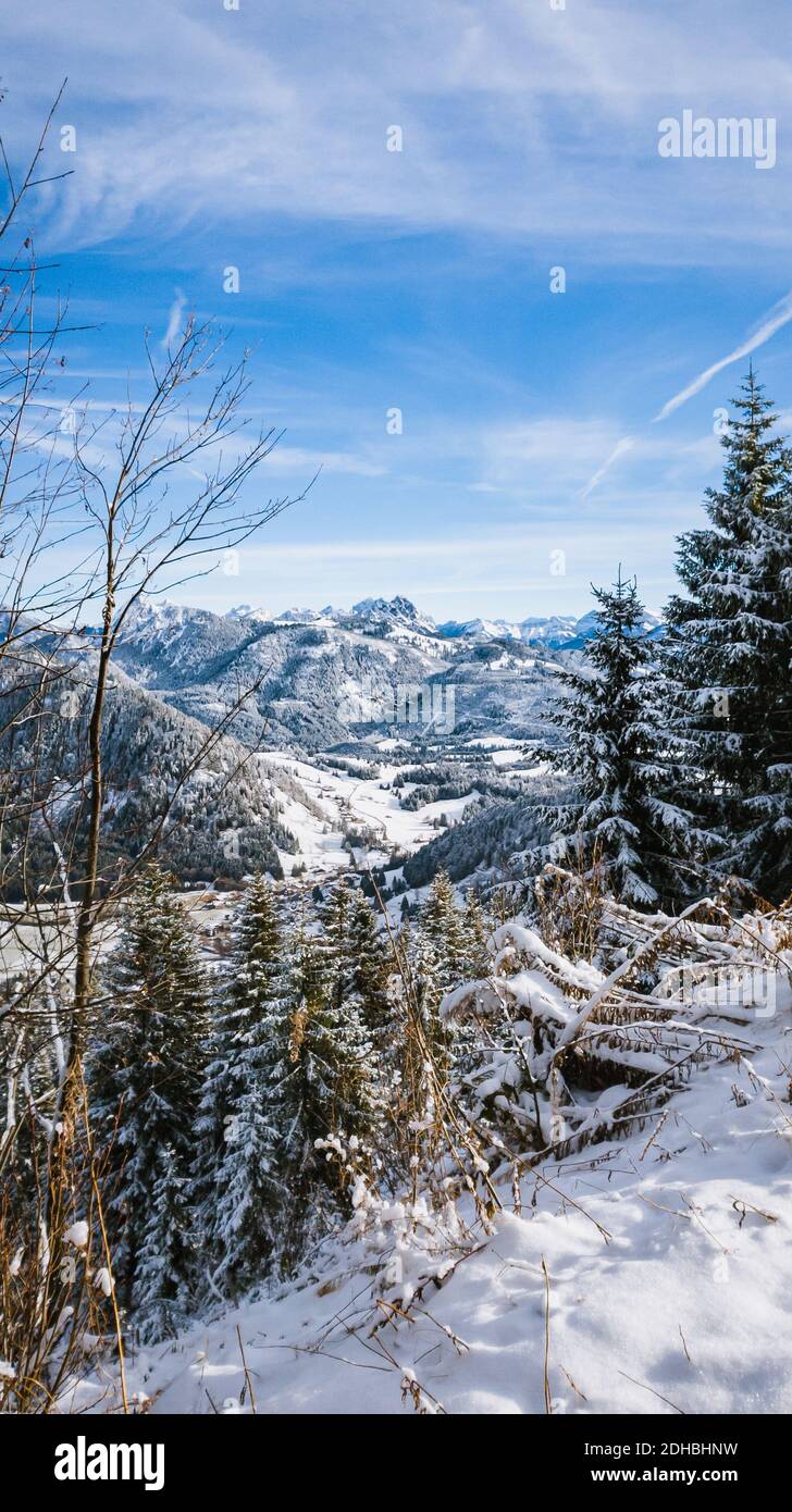 Vista verticale delle Alpi a Allgäu in una giornata di sole in inverno, Oberallgäu, Germania Foto Stock