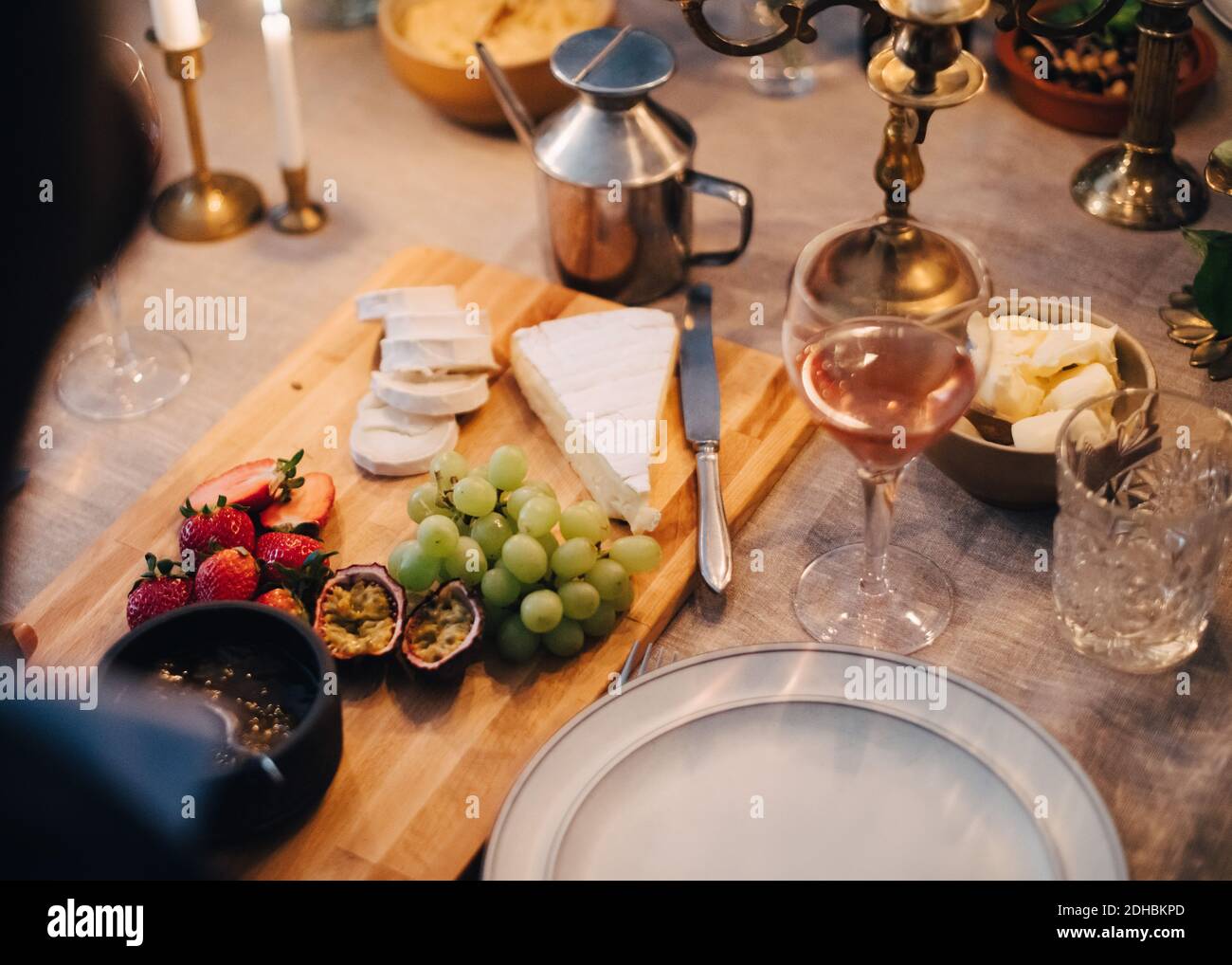 Vista ad alto angolo di cibo e bevande sul tavolo casa Foto Stock