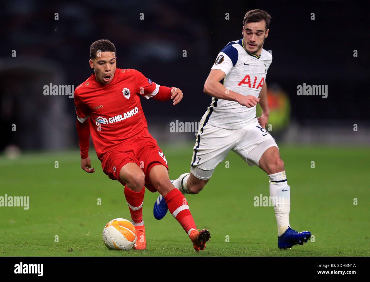 Harry Winks (a destra) di Tottenham Hotspur e Manuel Benson della Royal Antwerp combattono per la palla durante la partita della UEFA Europa League Group J allo stadio Tottenham Hotspur di Londra. Foto Stock