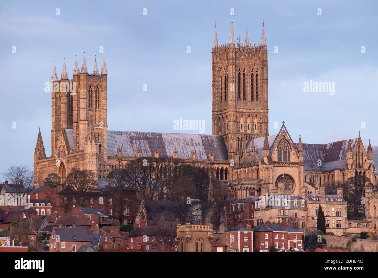 Cattedrale di Lincoln. Nella foto è raffigurata la cattedrale raffigurata nella piscina di Brayford, che mostra l'edificio seduto su una collina che si affaccia sul centro della città. Foto Stock