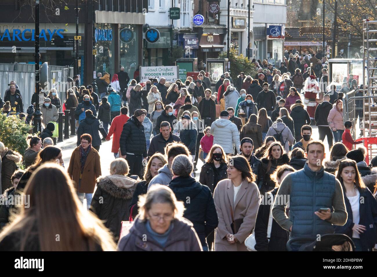 Gli amanti dello shopping natalizio si sono accatdati al Lincoln City Center il primo fine settimana di dicembre. Di solito il mercatino di Natale si svolge questo fine settimana, ma ha dovuto essere annullato a causa di Coronavirus. Foto Stock