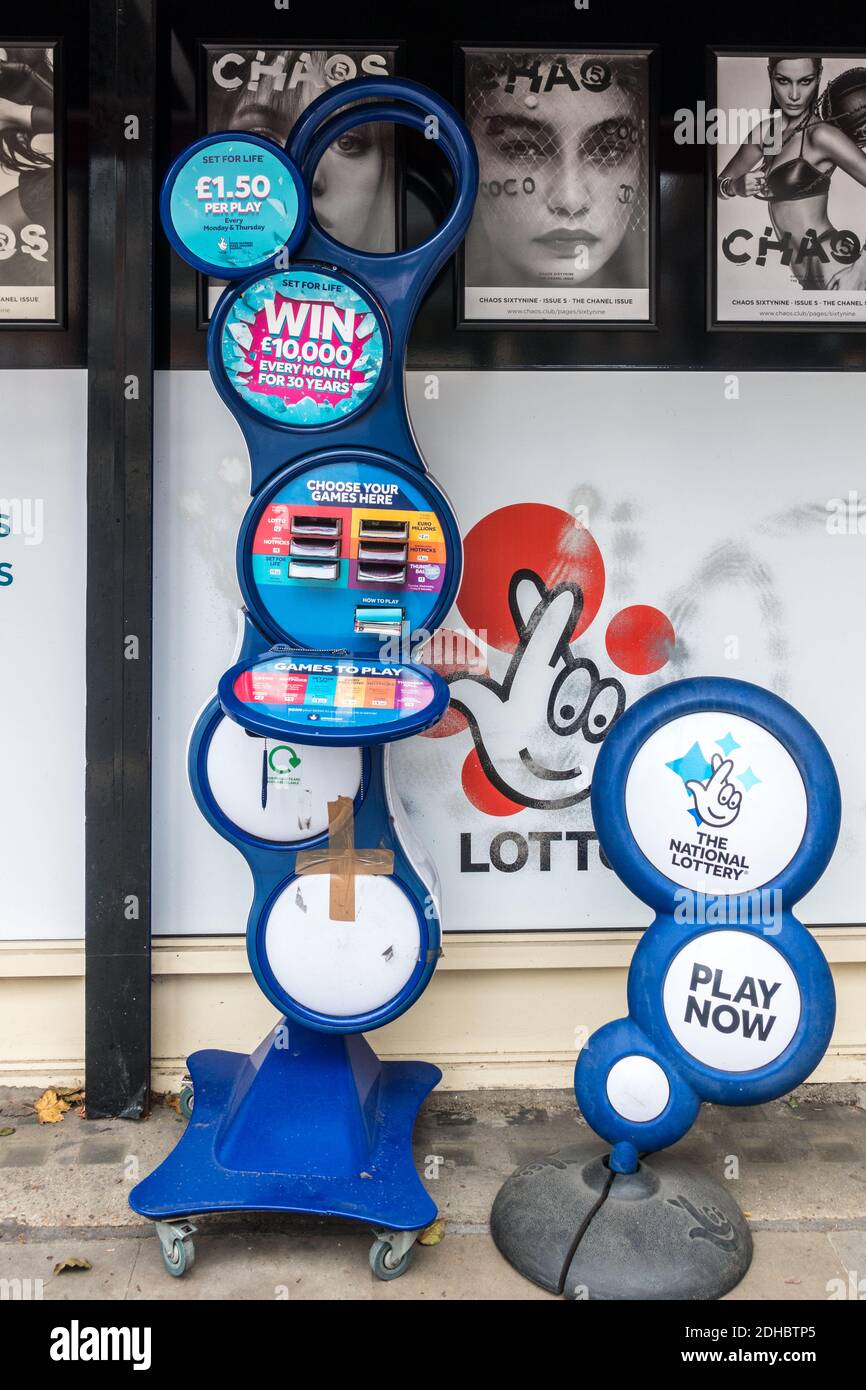 Il terminal della lotteria Lotto a Londra, fuori da un negozio d'angolo Foto Stock