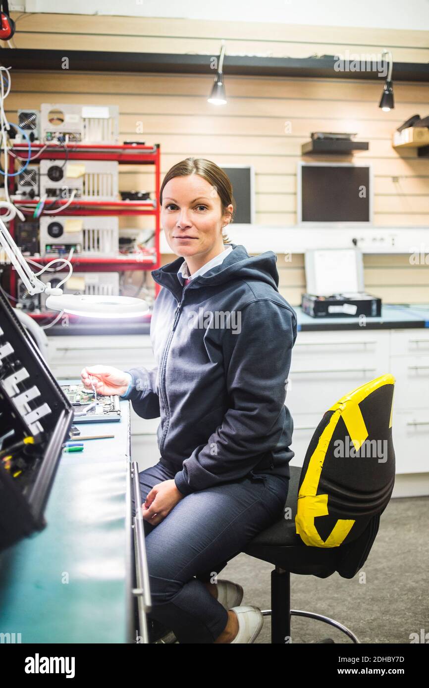 Ritratto di un tecnico maturo che lavora in un negozio di elettronica Foto Stock