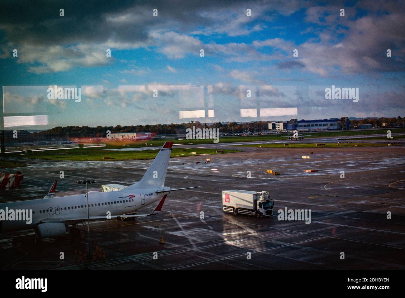 Movimenti aerei al terminal sud Londra Gatwick aeroporto Inghilterra Regno Unito. Foto Stock