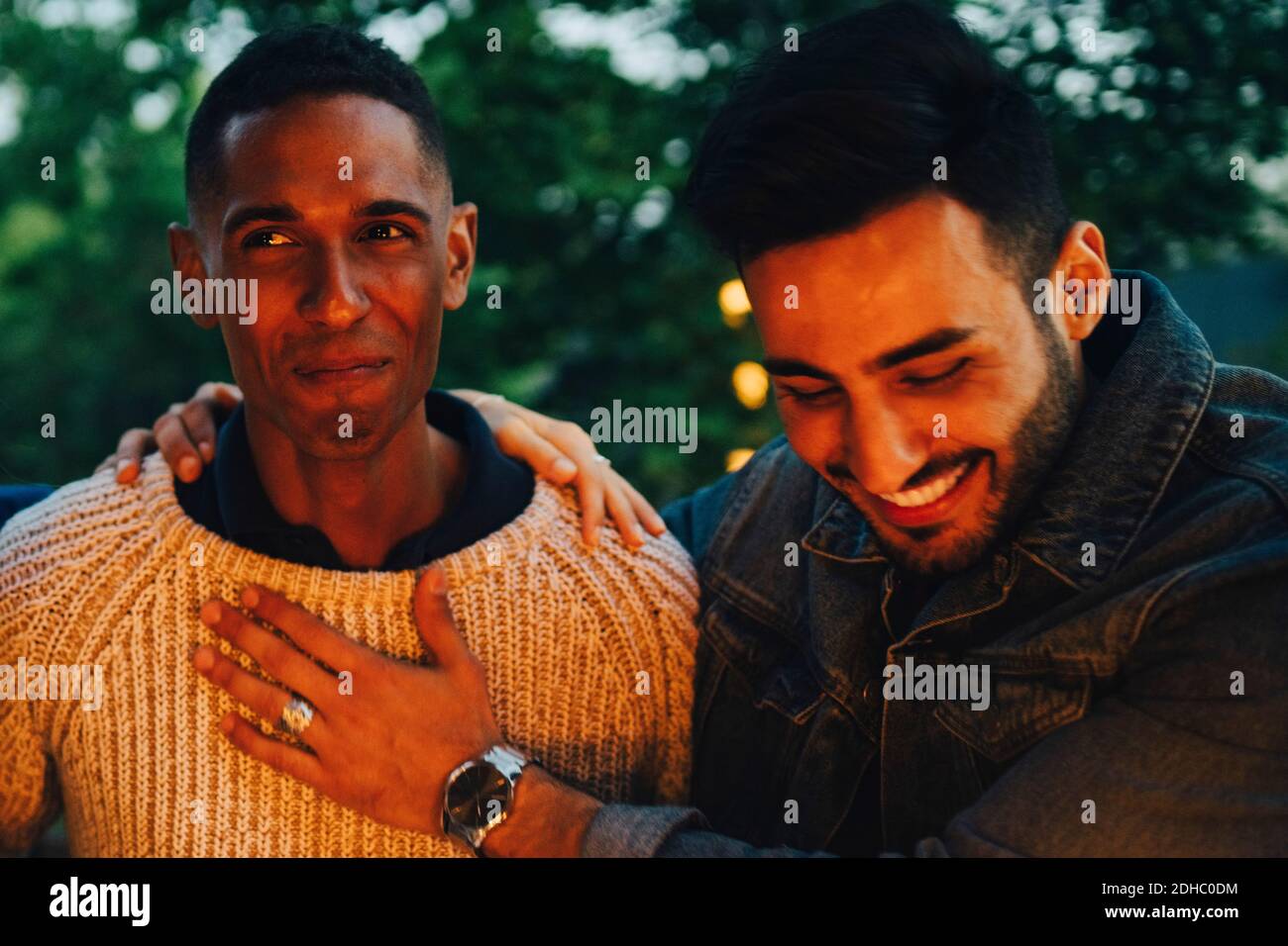 Amici maschi multietnici che si divertano con la cena Foto Stock