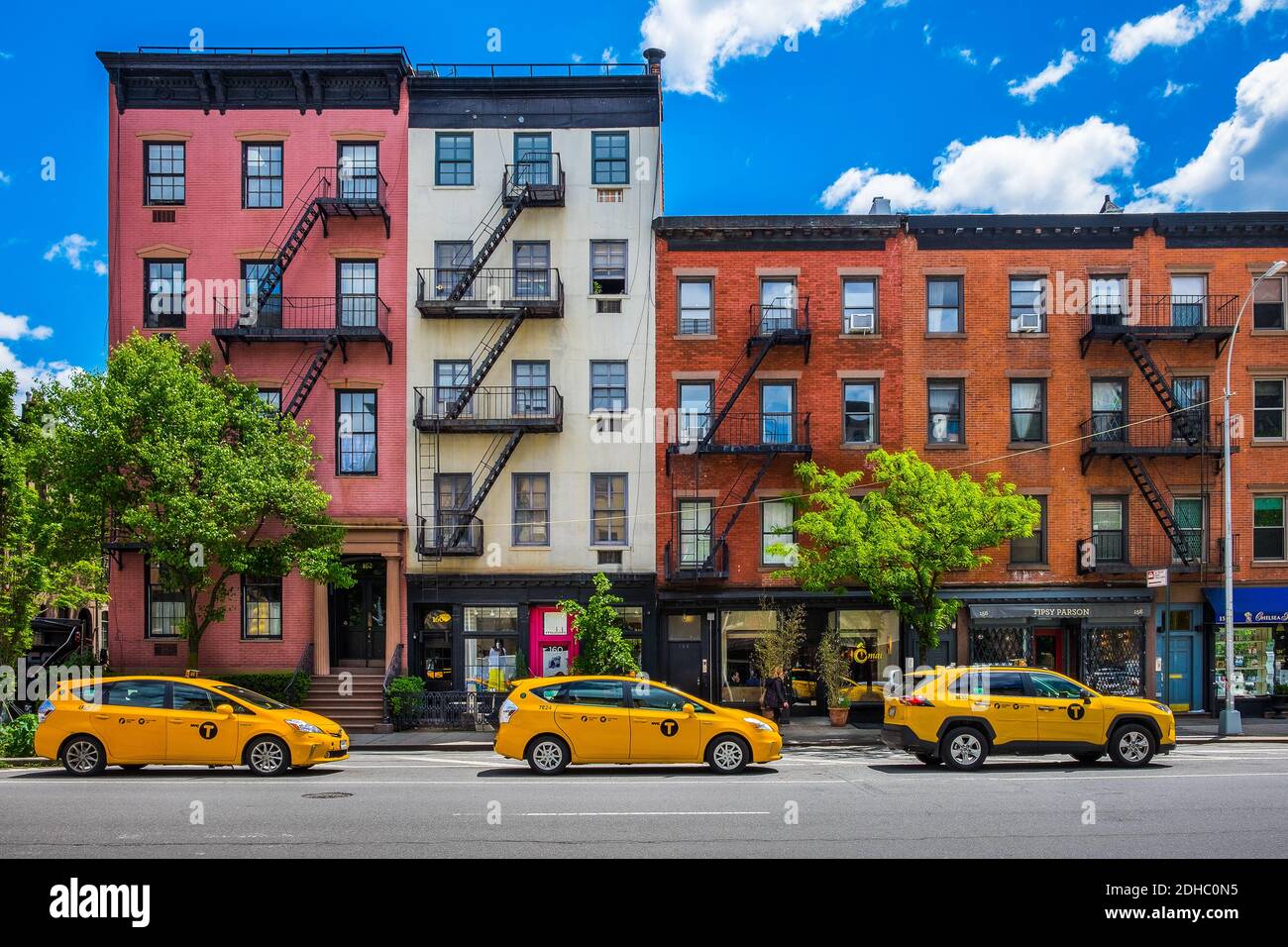 New York City, USA, maggio 2019, vista di tre taxi gialli parcheggiati in una strada del quartiere di Chelsea Foto Stock