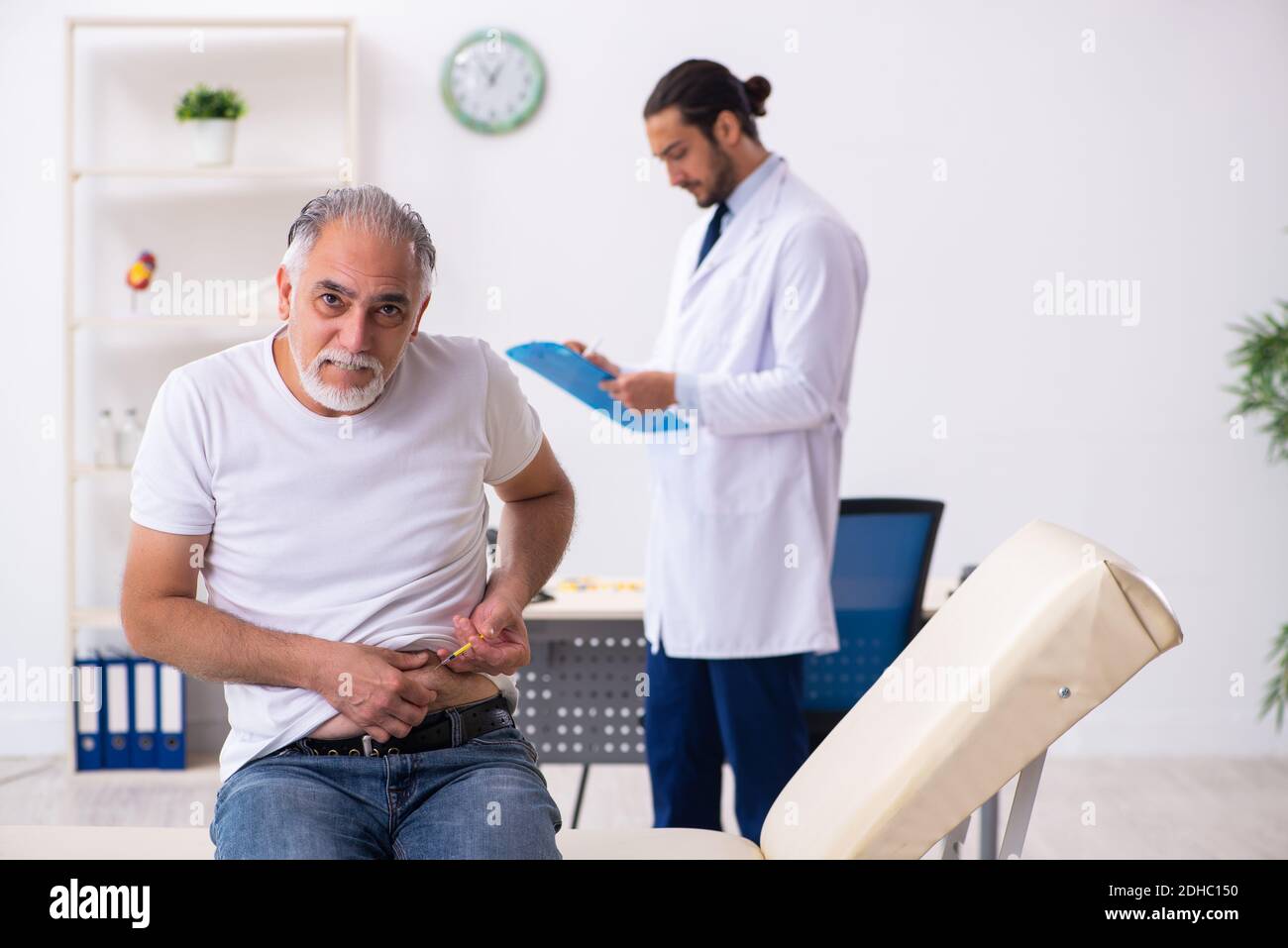 Paziente che soffre di diabete medico in visita Foto Stock