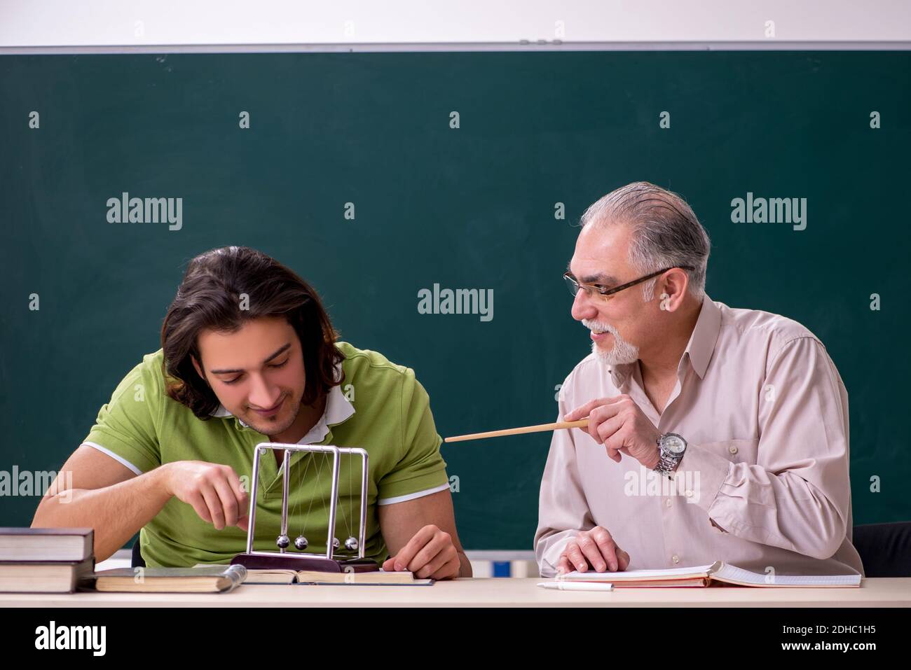 Vecchio fisico e giovane studente in classe Foto Stock