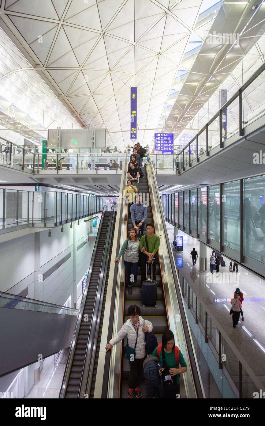 L'interno del Terminal 1 dell'Aeroporto Internazionale di Hong Kong (Chek Lap Kok), progettato dall'architetto Norman Foster Foto Stock