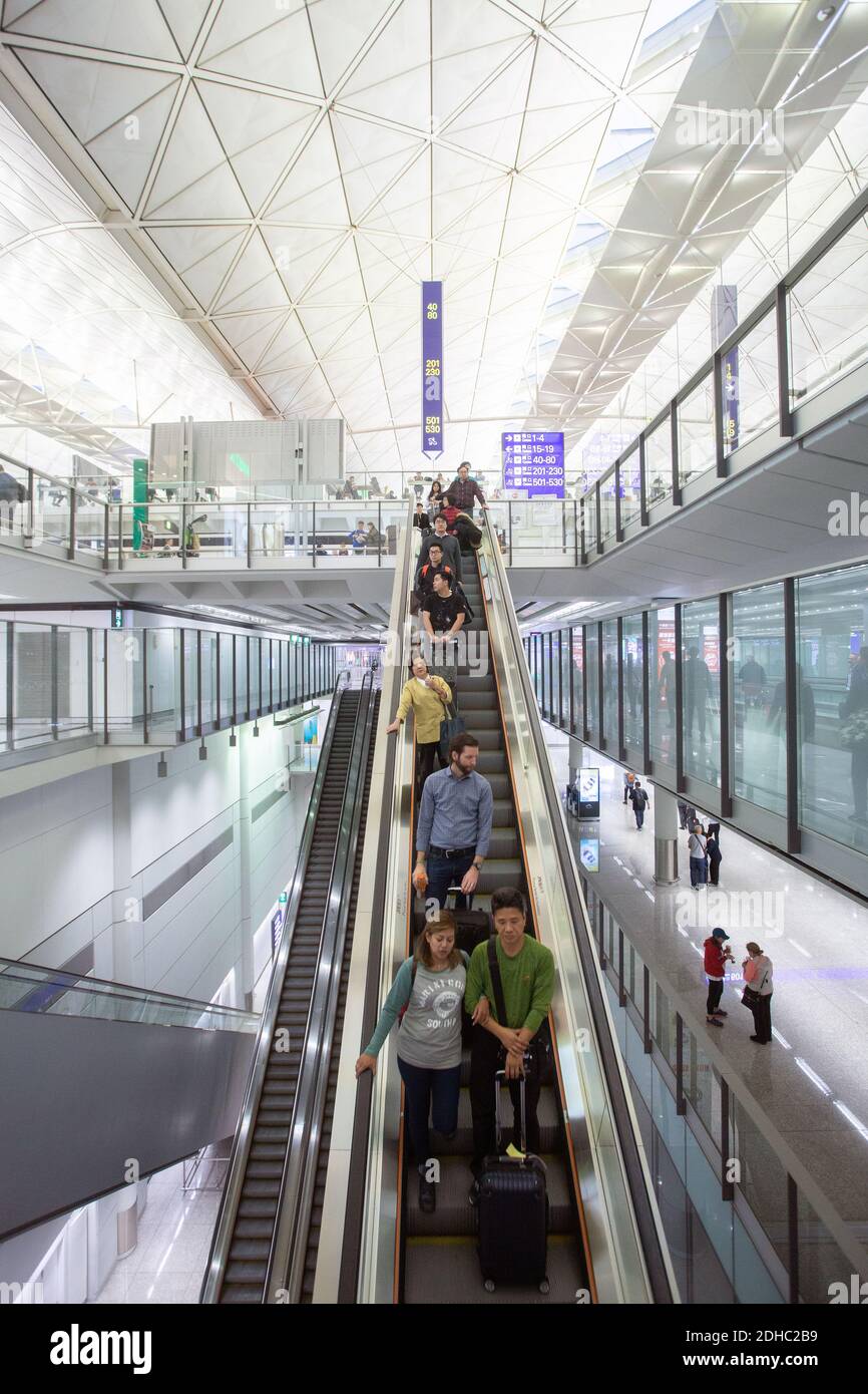 L'interno del Terminal 1 dell'Aeroporto Internazionale di Hong Kong (Chek Lap Kok), progettato dall'architetto Norman Foster Foto Stock