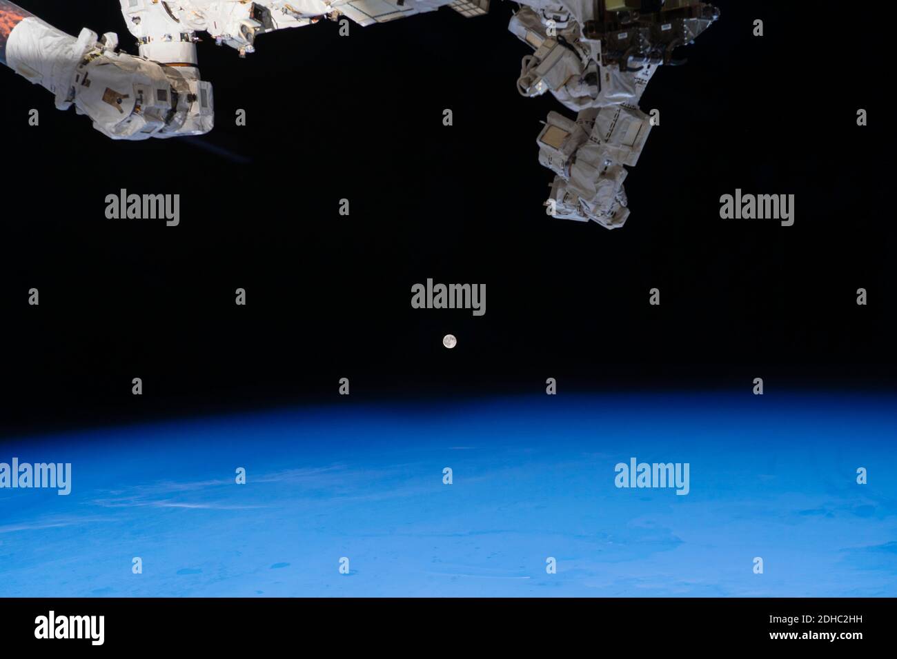 La luna e l'ISS nello spazio. Elementi di questa immagine forniti dalla NASA Foto Stock