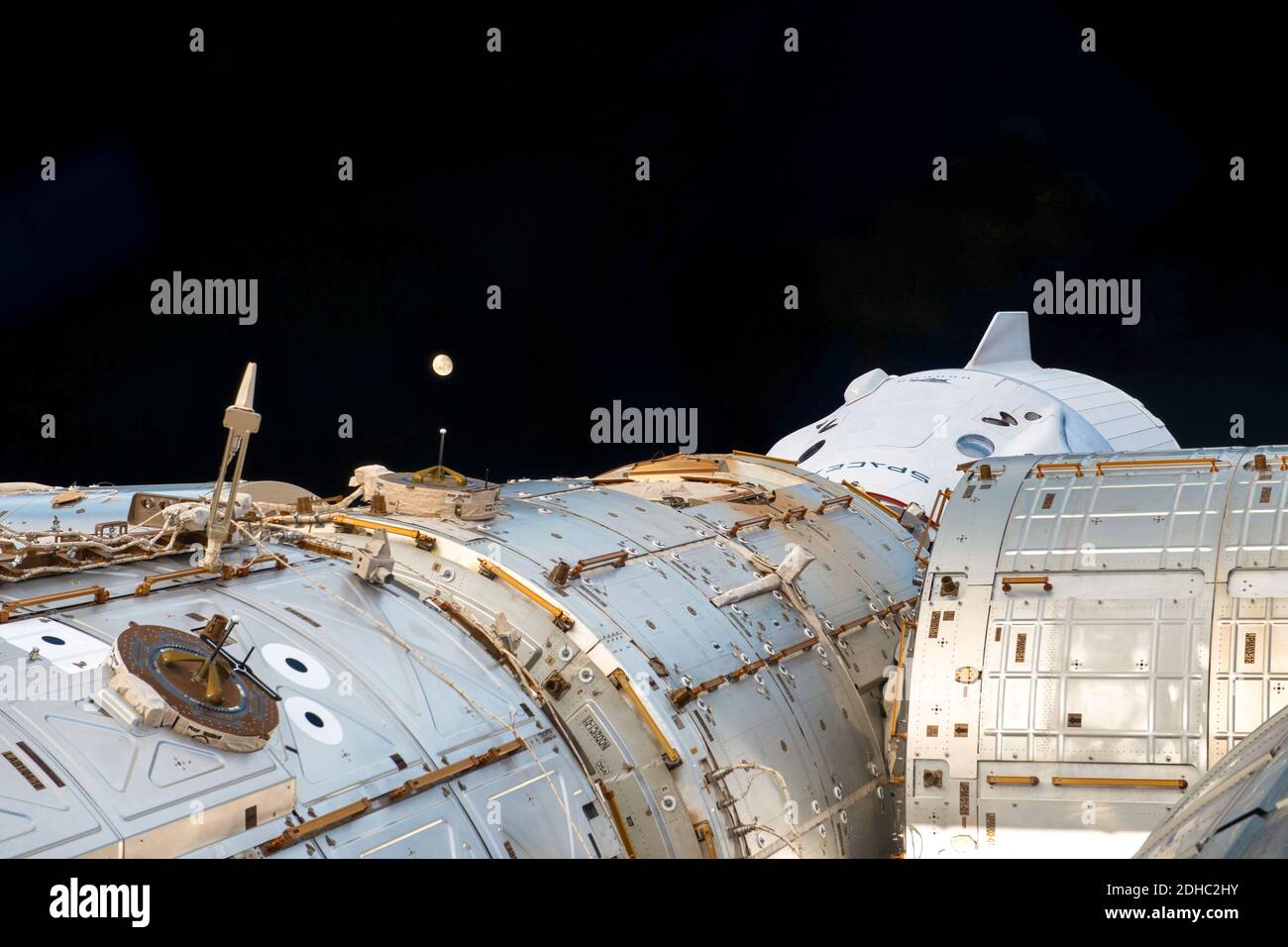 La luna e l'ISS nello spazio. Elementi di questa immagine forniti dalla NASA Foto Stock