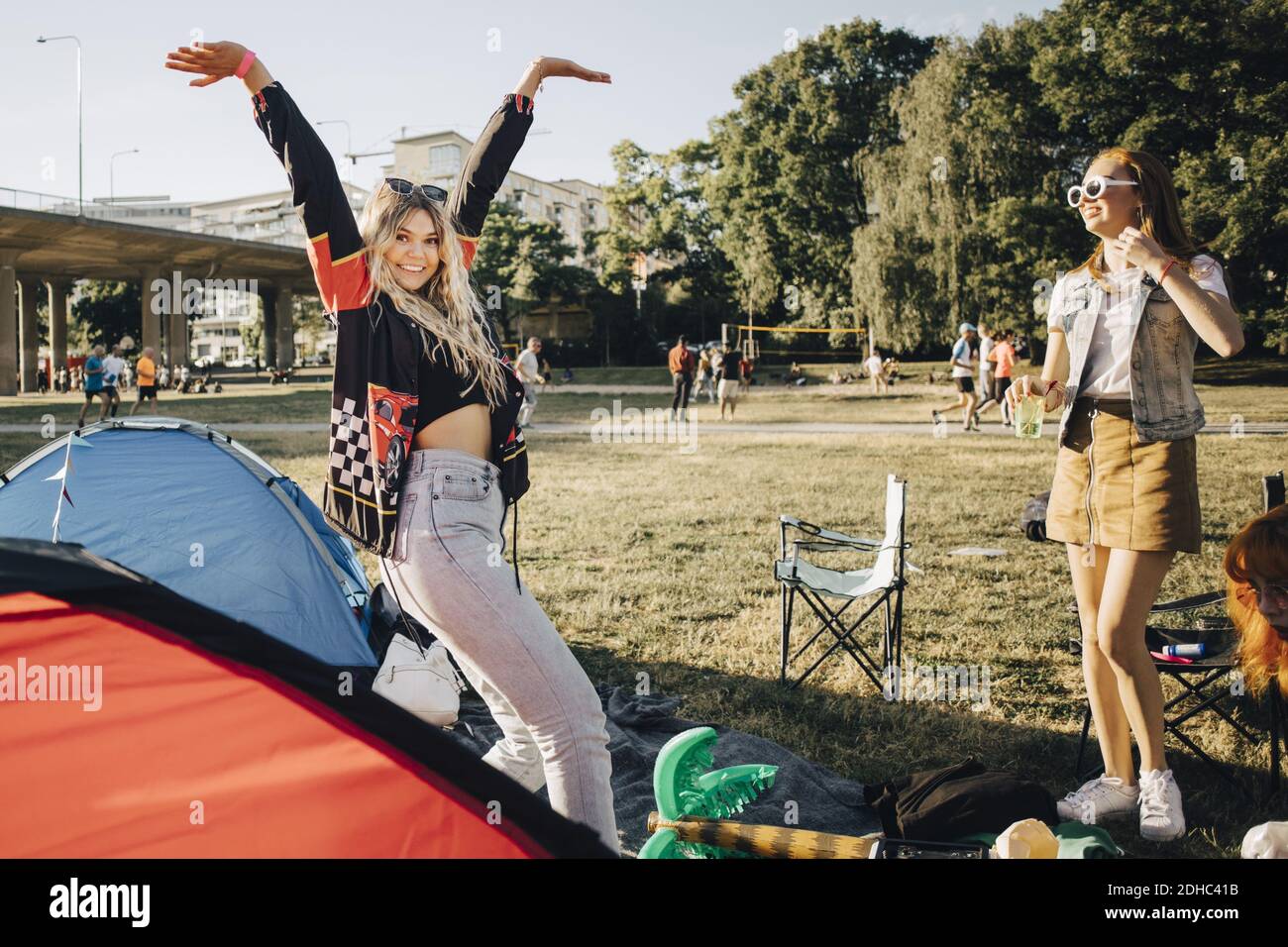 Le amiche si divertano durante il campeggio durante l'evento musicale Foto Stock