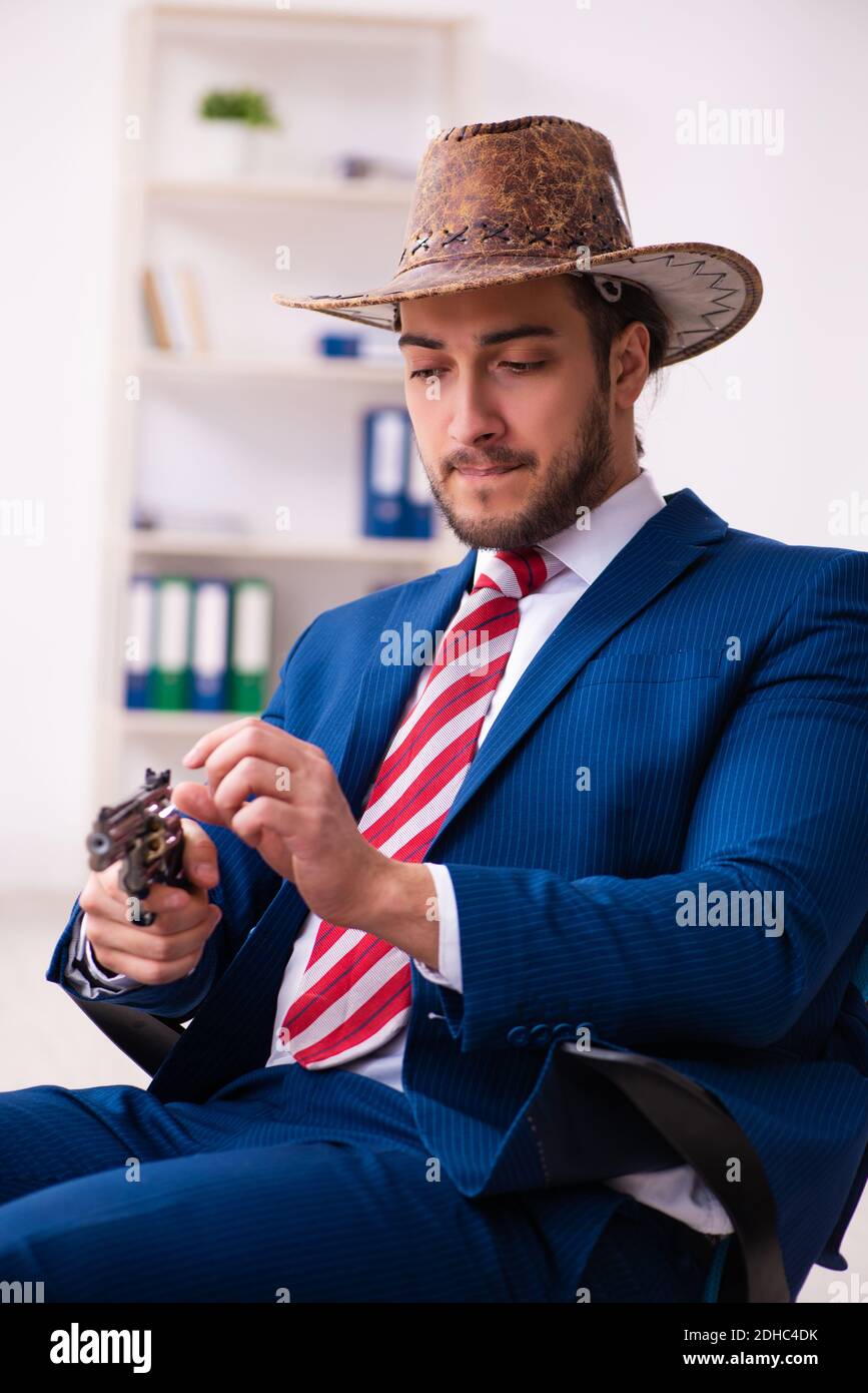 Giovane cowboy uomo d'affari che lavora in ufficio Foto Stock