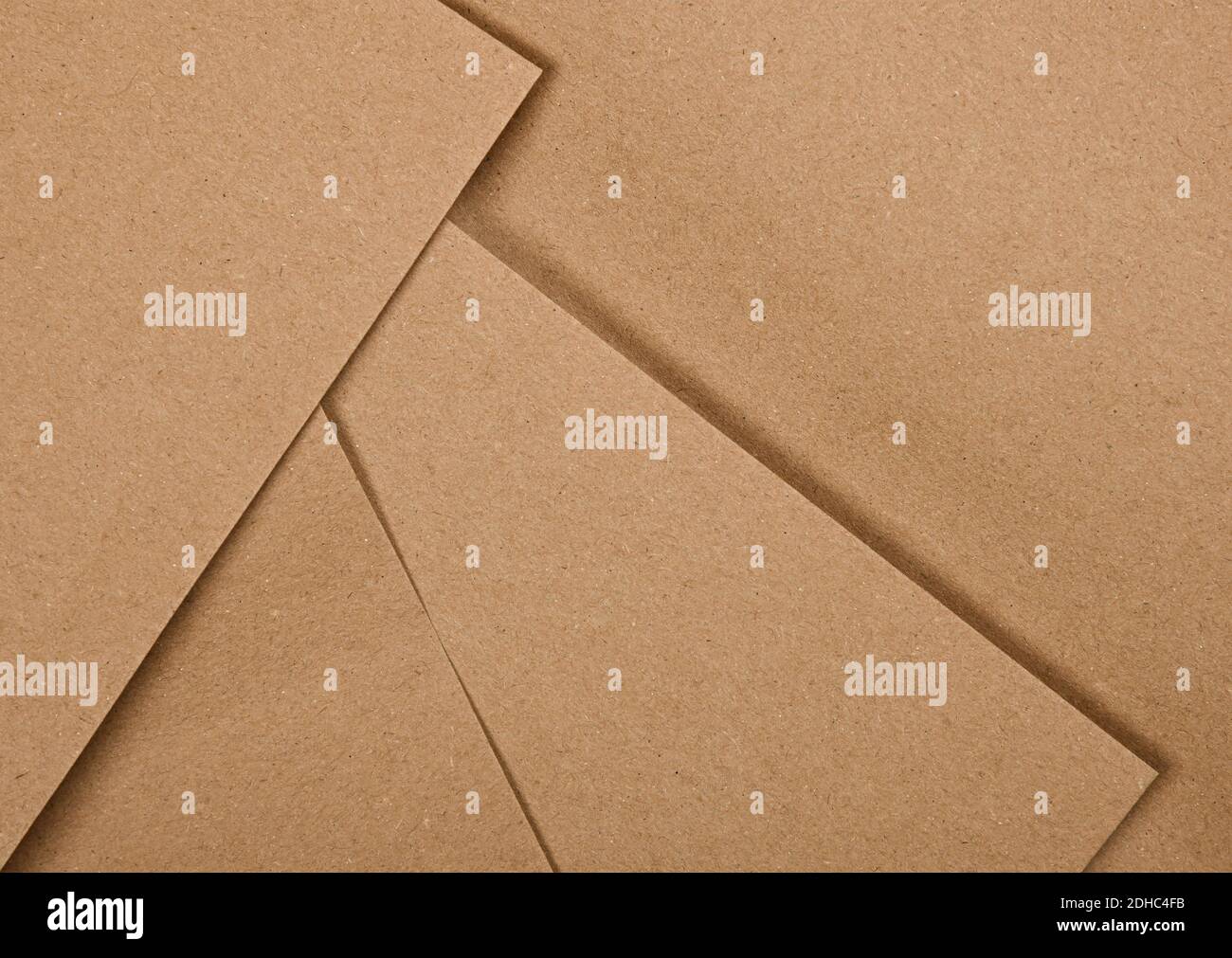Primo piano su sfondo astratto di diversi fogli di carta marrone naturale per il design artigianale Foto Stock