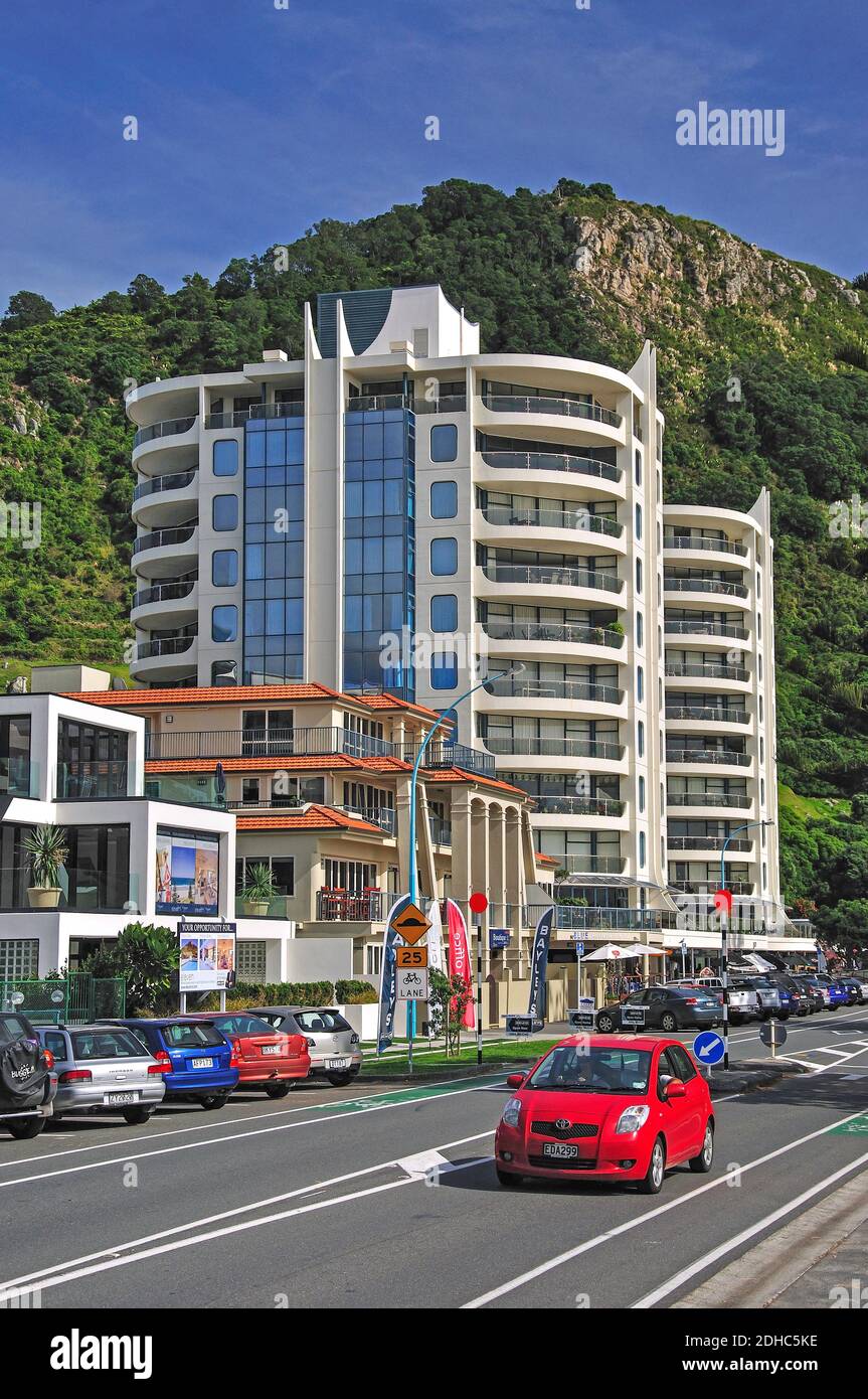 Edifici di appartamenti su Marine Parade, Mount Maunganui, Baia di Planty Regione, Isola del nord, Nuova Zelanda Foto Stock