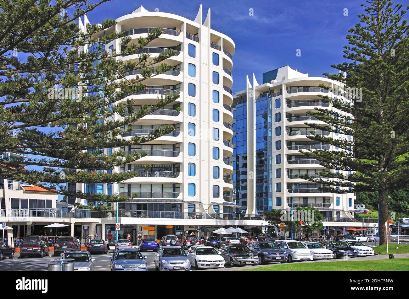 Edifici di appartamenti su Marine Parade, Mount Maunganui, Baia di Planty Regione, Isola del nord, Nuova Zelanda Foto Stock