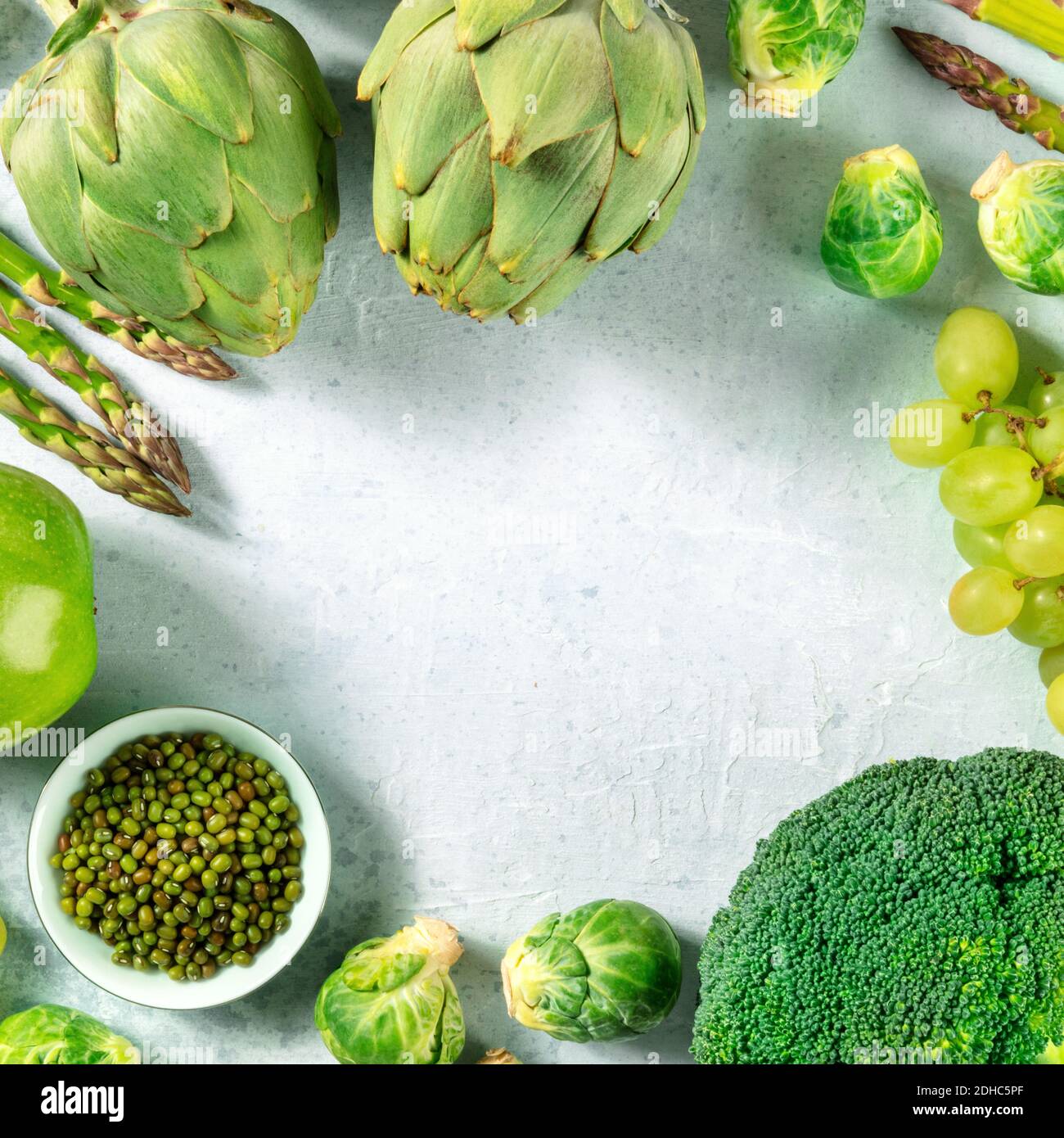Banner quadrato mercato contadino con un posto per il testo. Una varietà di alimenti verdi organici, sparati dall'alto Foto Stock