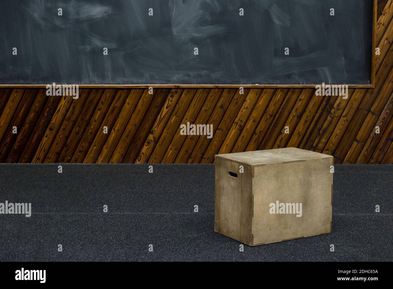 Blocchi di legno presso la palestra. Un club sportivo vuoto in attesa del rientro dei soci. Foto Stock