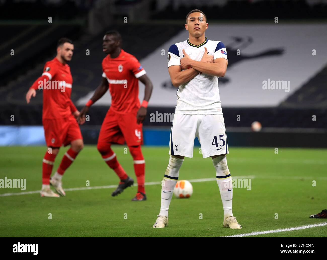 Carlos Vinicius di Tottenham Hotspur celebra il primo gol del suo fianco Del gioco durante la UEFA Europa League Group J Partita al Tottenham Foto Stock