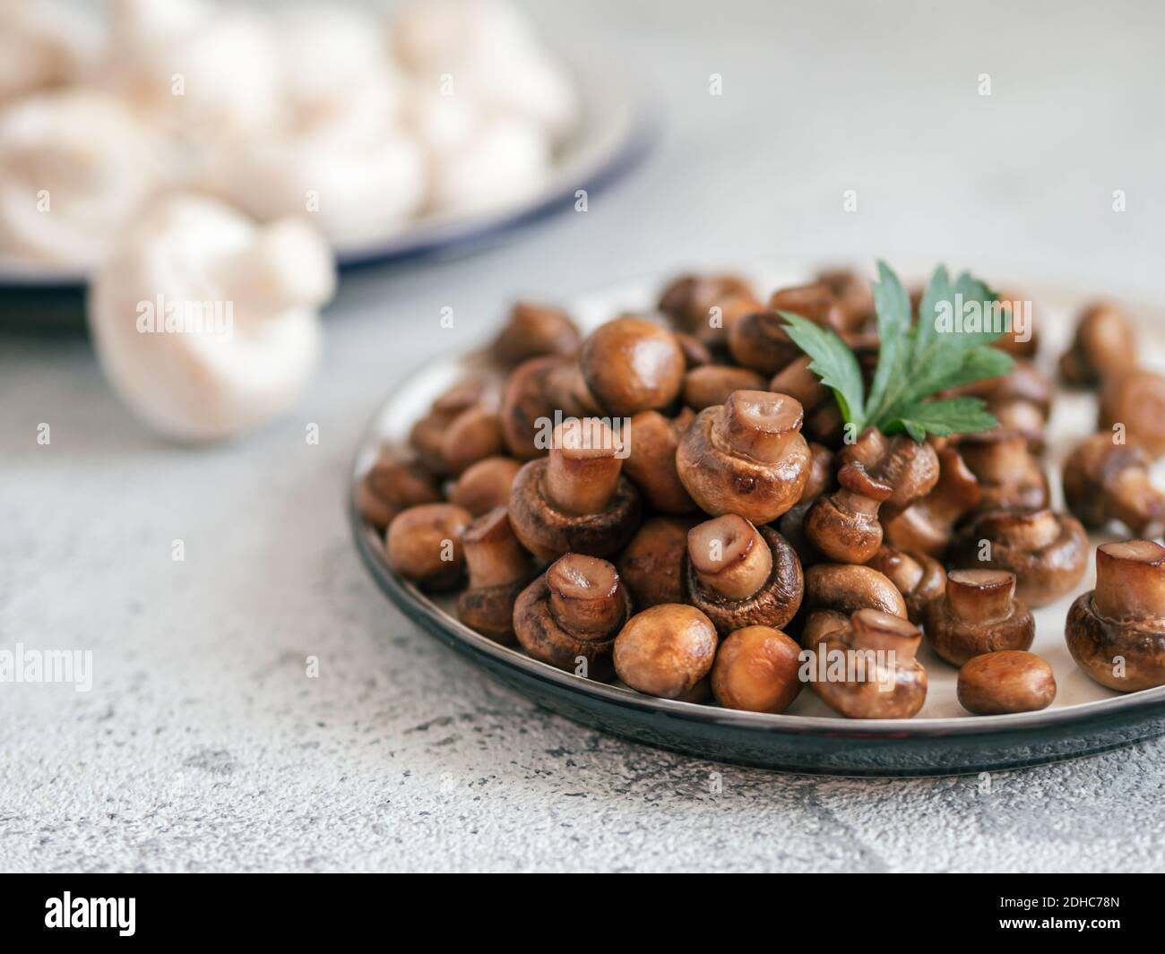 Mini champignon fritti su piastra, spazio per la copia Foto Stock