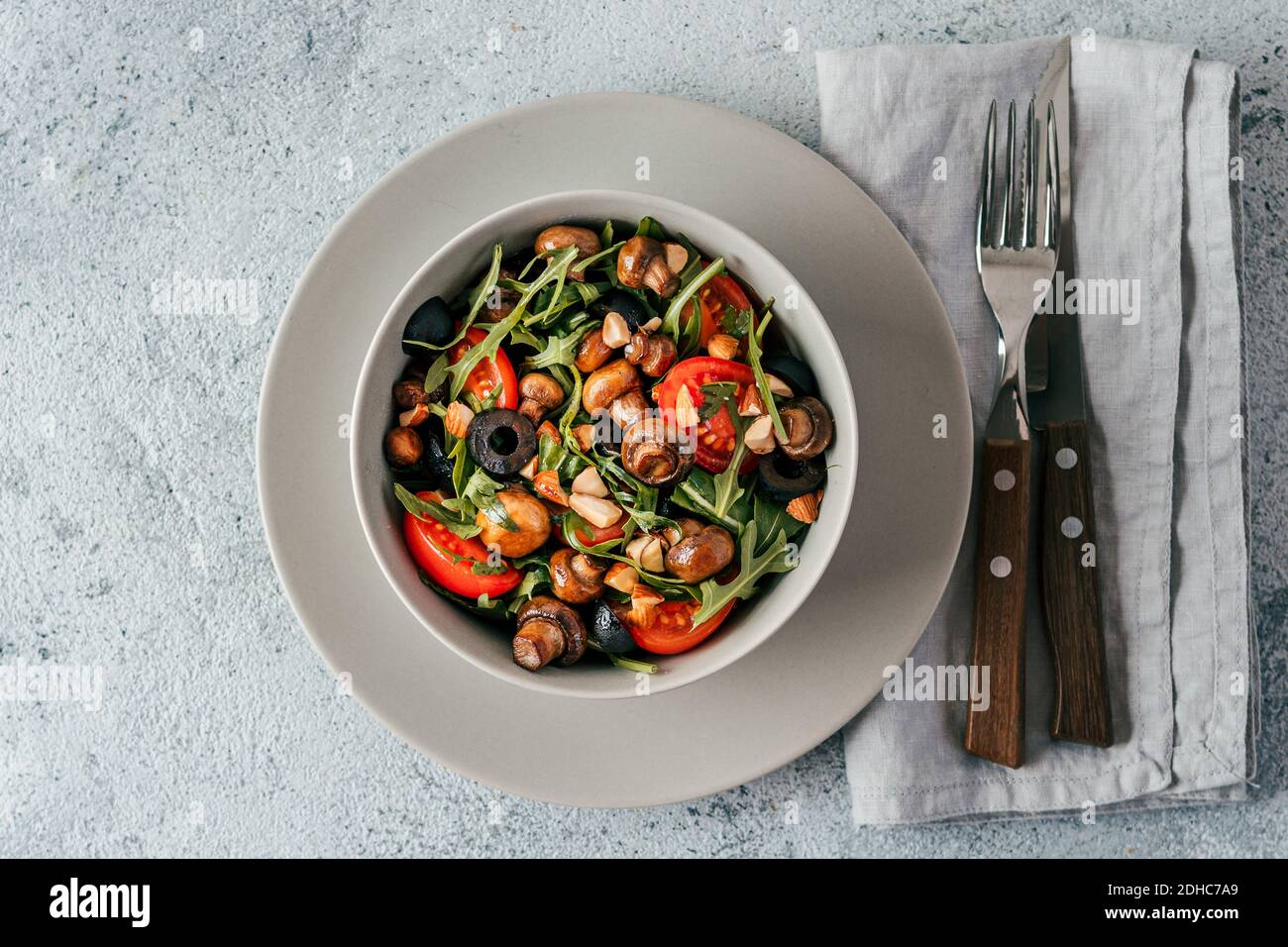 Insalata con rucola, mini champignons Foto Stock