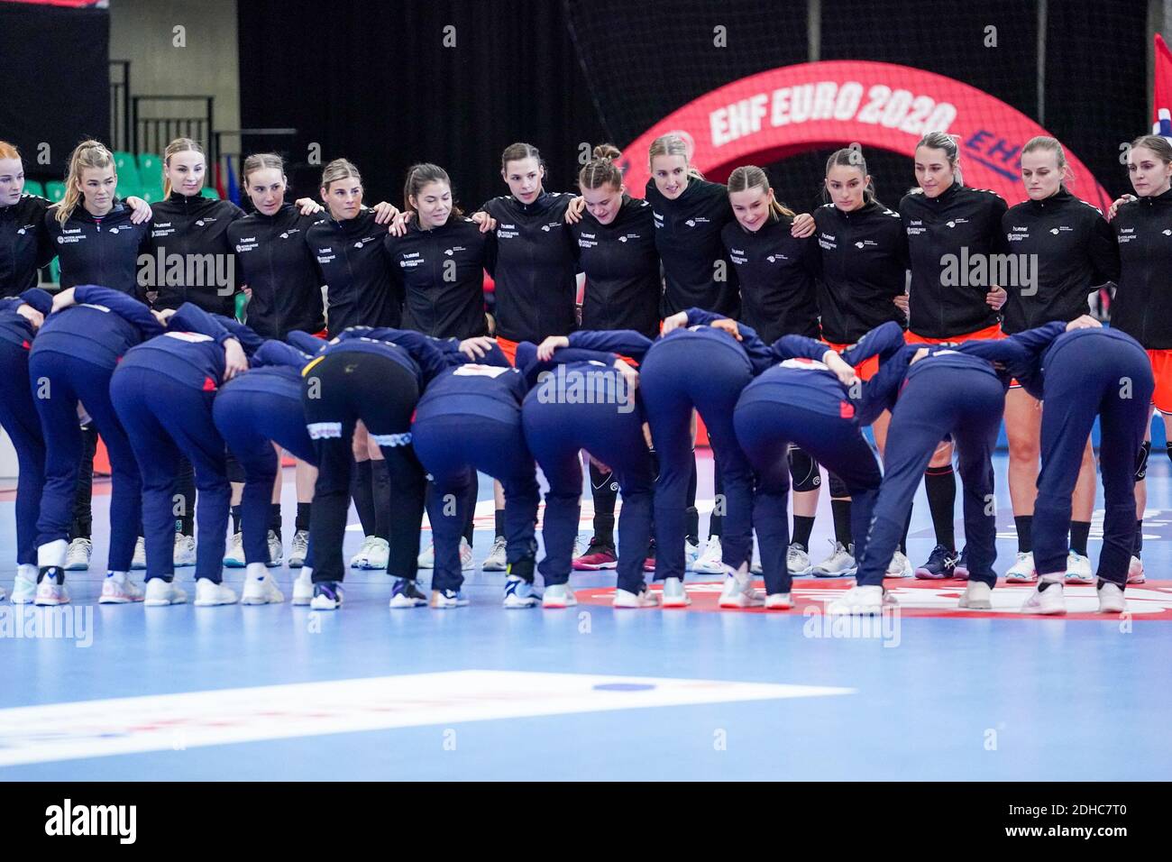 KOLDING, DANIMARCA - DICEMBRE 10: Squadre di Norvegia e Paesi Bassi durante la partita femminile EHF Euro 2020 tra Paesi Bassi e Norvegia a Sydbank A. Foto Stock