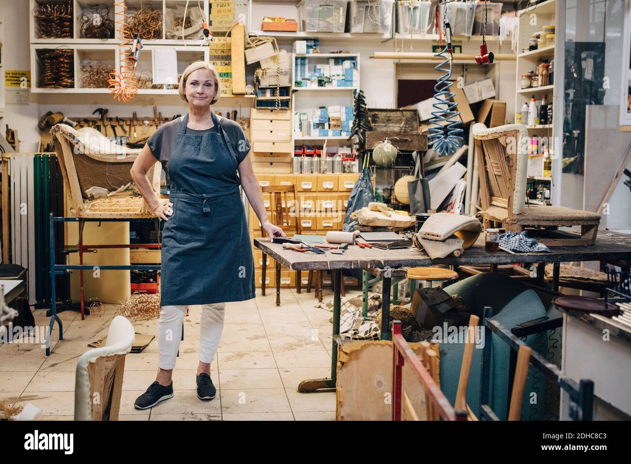 Ritratto di artigiano femminile in piedi in officina di tappezzeria Foto Stock