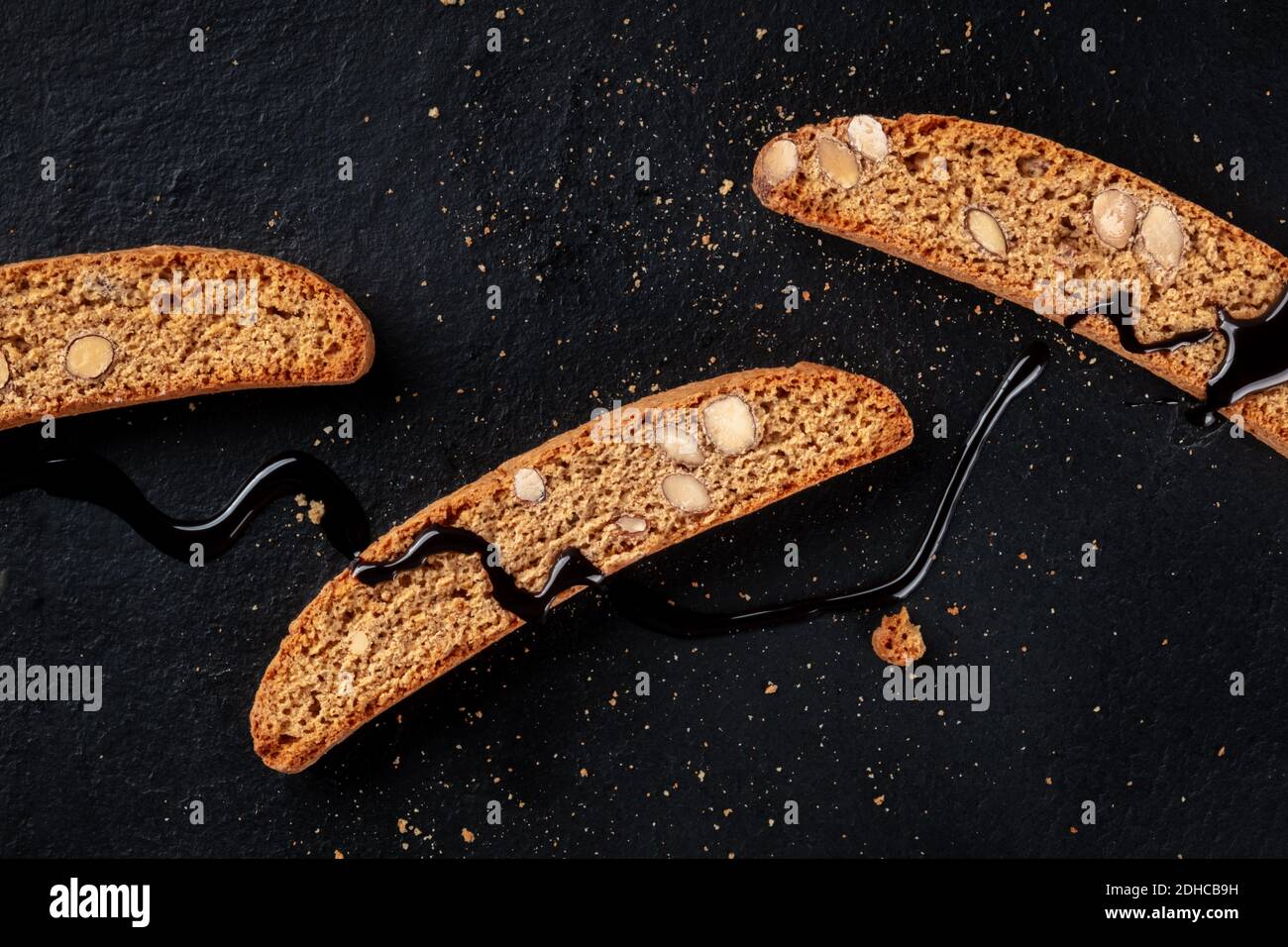 Primo piano di cantucci. Biscotti tradizionali italiani alle mandorle, shot top-down Foto Stock