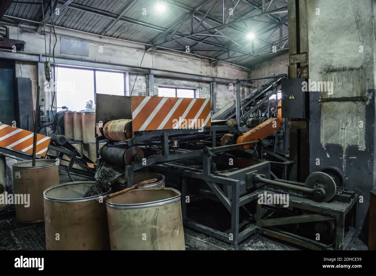 Fabbrica di riciclaggio della gomma, attrezzature industriali e linea di trasporto con pneumatici usati tagliati. Riciclaggio dei rifiuti. Foto Stock