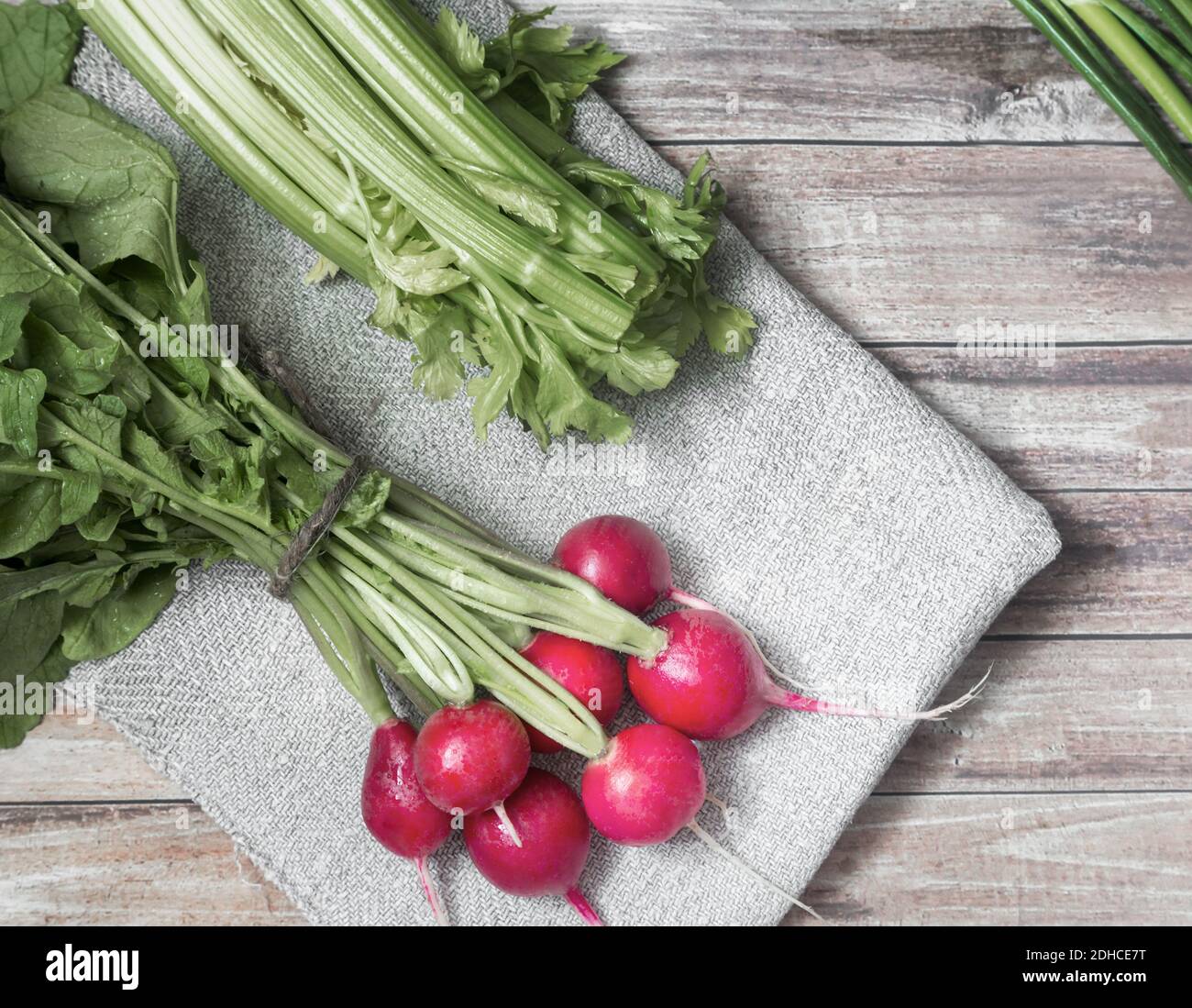 Ortaggi sani: ravanelli, il sedano e le cipolle verdi. Foto Stock