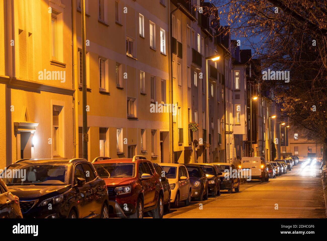 Wohnstrasse, viele Mehrfamilienhäuser in einem Wohnviertel, abends, Laternen Beleuchtung, Essen, NRW, Deutschland Foto Stock