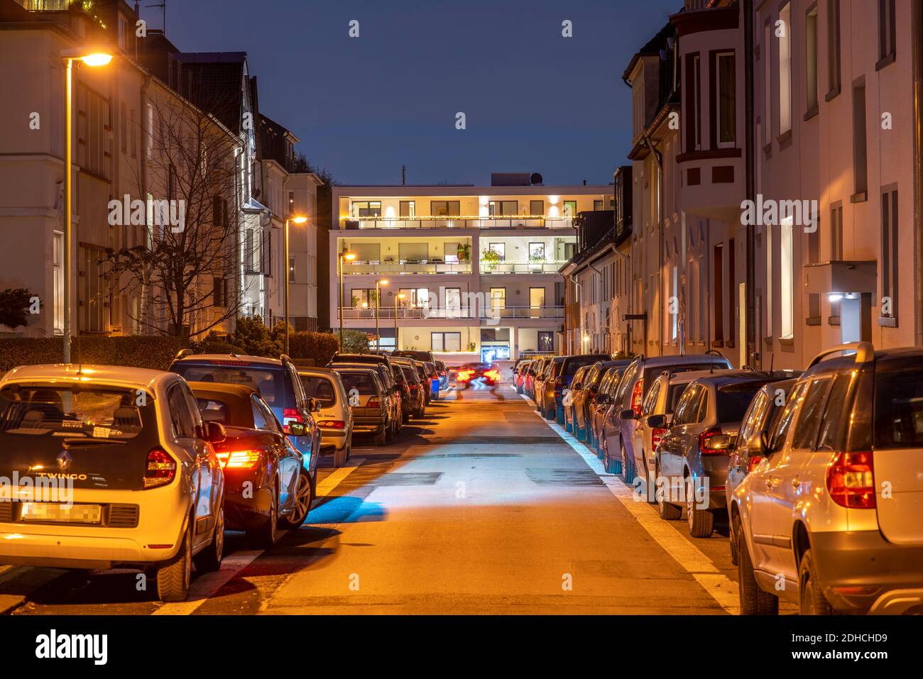 Wohnstrasse, viele Mehrfamilienhäuser in einem Wohnviertel, abends, Laternen Beleuchtung, Essen, NRW, Deutschland Foto Stock