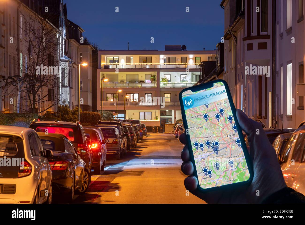 Immagine simbolica di burglary residenziale, app radar burglar, mostra burglaries in città, gli ultimi giorni, strada residenziale, molti edifici di appartamenti Foto Stock