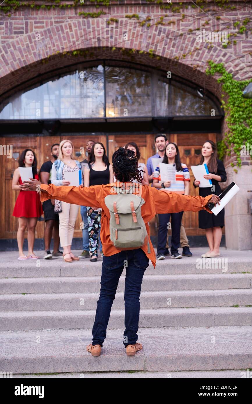 Direttore del coro esterno alla scuola di lingua Foto Stock