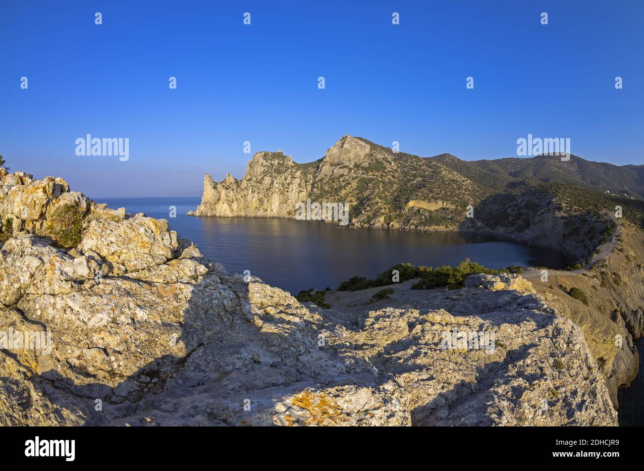 Scogliere costiere nella mattina presto tranquilla. Foto Stock