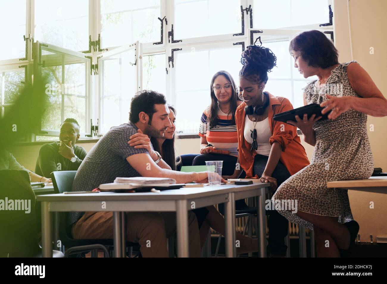 Studenti multietnici con insegnante in scuola di lingua Foto Stock