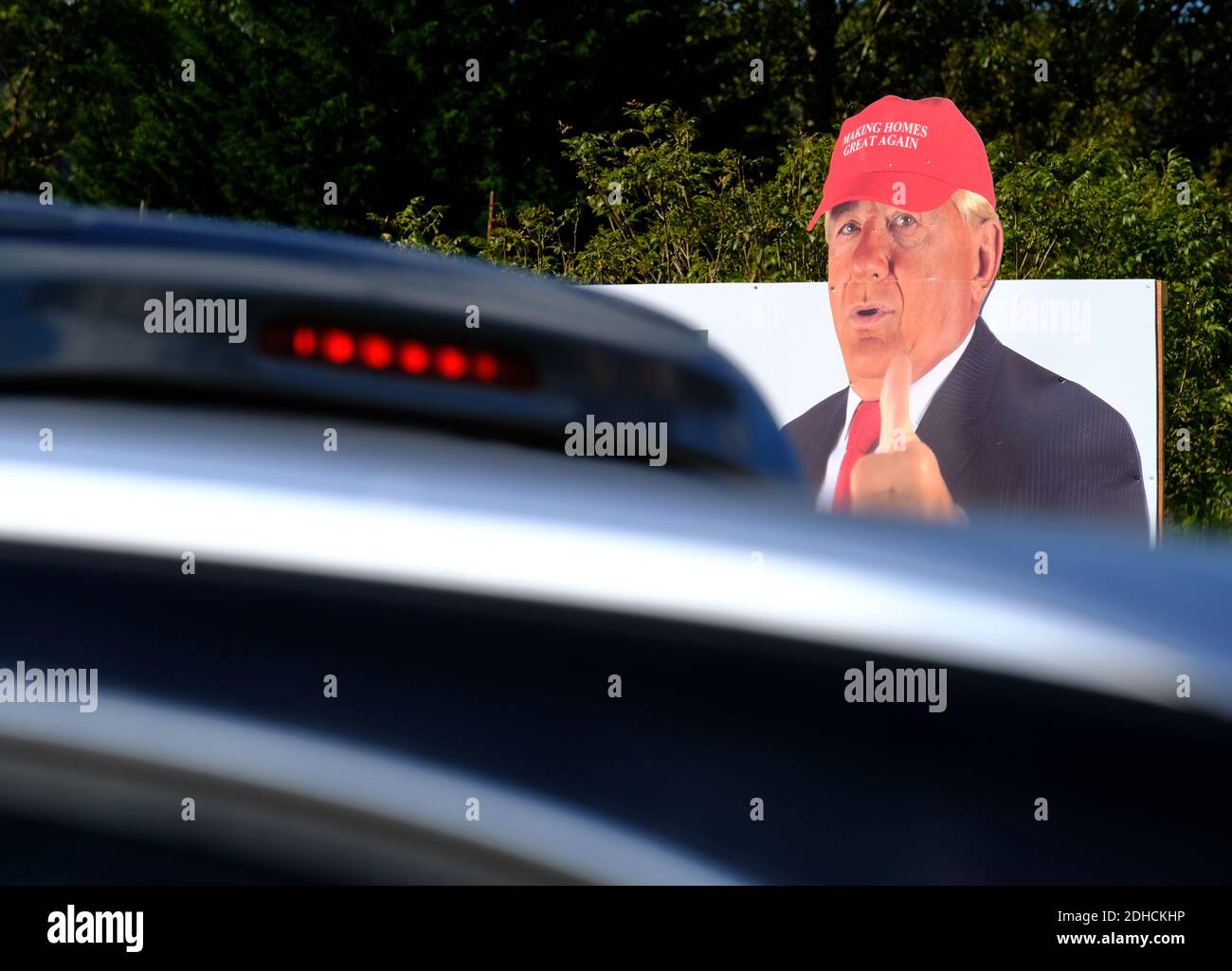 Trump si guarda allo stesso modo alla pubblicità di accaparrarsi un nuovo progetto immobiliare, Carrickfergus Foto Stock