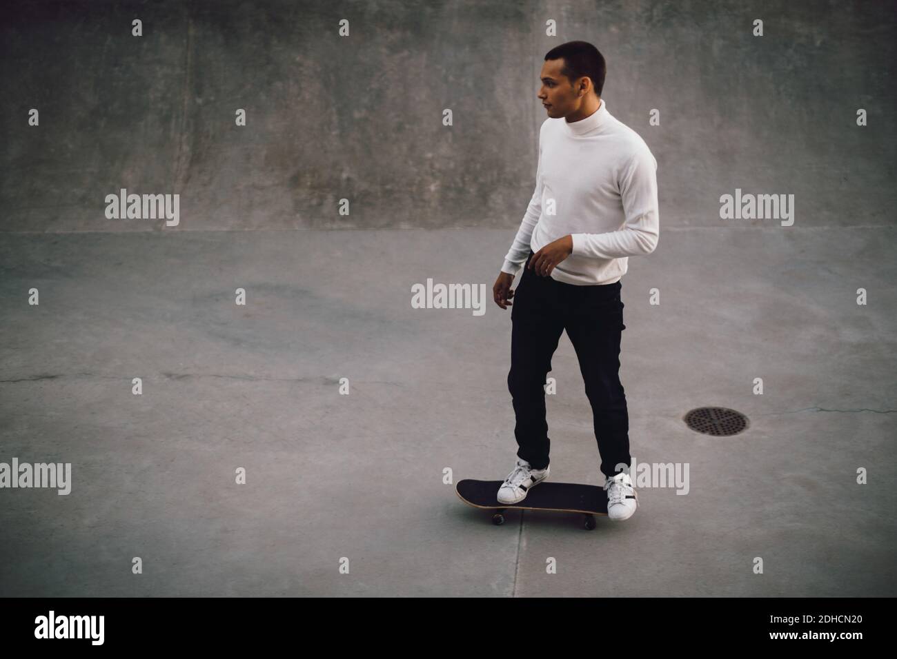 Vista ad alto angolo dello skateboard per giovani al parco Foto Stock