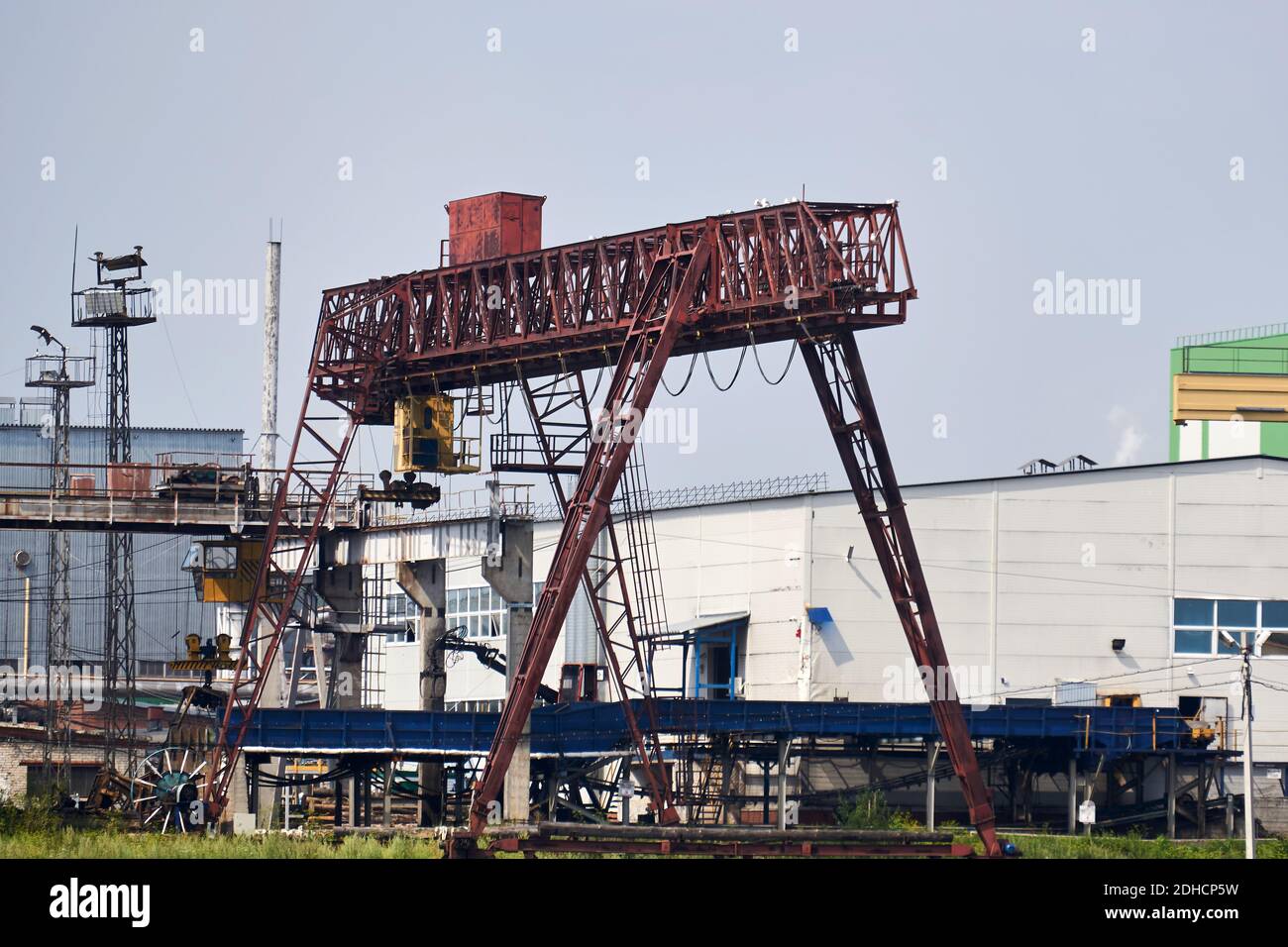 paesaggio industriale con gru a ponte e a portale in un cantiere di fabbrica Foto Stock